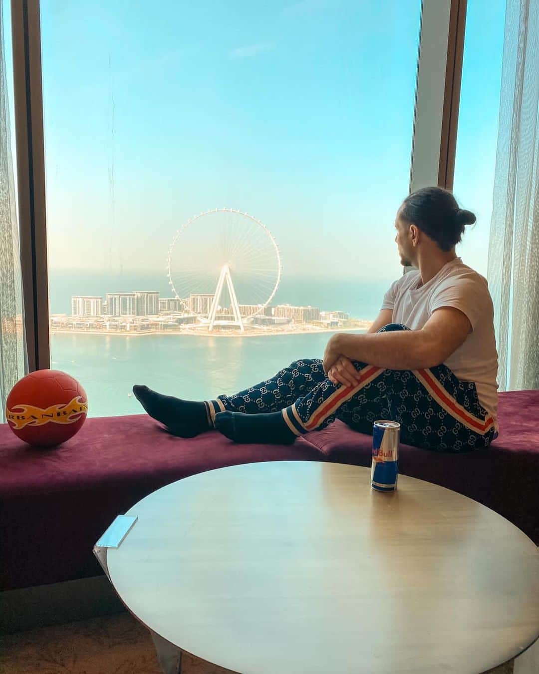 ショーン・ガルニエのインスタグラム：「ENJOYING .... 🤩✌🏼🌞 @rixospremiumdubai  🔹 (Best answer gets follow back)⬇️ What do you like to do to enjoy your time ?  #seangarnier #seanfreestyle #urbanballer #rixos #dubai #vacation #enjoy #lifstyle」