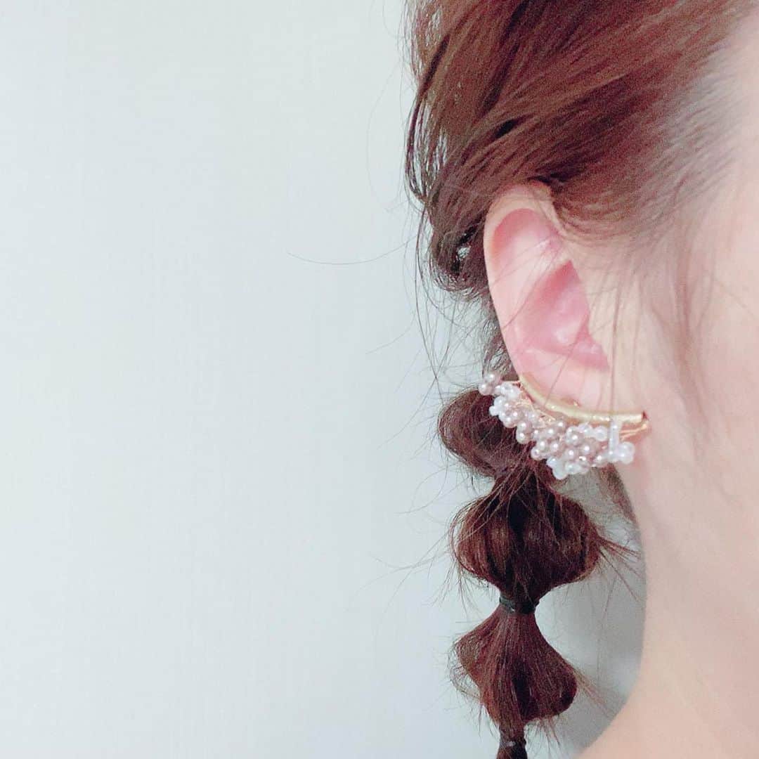 のインスタグラム：「タピエスタイル渋谷ヒカリエ店です。 新しいブランドを紹介いたします。  「chercher_doux_jewelry」より  タピエスタイル渋谷ヒカリエ店へ 届いております。﻿ 新作のつぶつぶイヤークリップ。﻿ イヤークリップは好きな位置でとめる事が出来るので、重ね付けも楽しめるところが魅力です。﻿ ﻿ また、チェーンブローチをイメージした横デザイン。﻿ こちらは樹脂ピアス、樹脂ノンホールでご用意してます。﻿ アレルギーが心配な方におすすめとなっております。﻿ ﻿ 是非お手に取ってご覧下さいませ。﻿ ﻿ -------------------﻿ 〈期間限定〉﻿ タピエスタイル﻿ 渋谷ヒカリエ店﻿ ﻿五階﻿ --------------------------﻿ #ハンドメイド﻿ #ハンドメイドアクセサリー﻿ #小枝アクセサリー ﻿ #ワイヤーアクセサリー﻿ #イヤーカフ ﻿ #chercher_doux ﻿ #シェルシェドゥ﻿ #ウェディングアクセサリー ﻿ #大人カジュアル﻿ #おしゃれさんと繋がりたい ﻿ #ボタニカル﻿ #アンティーク﻿ #ゴールドアクセサリー﻿ #シルバーアクセサリー﻿ #ヘアクリップ﻿ #東京﻿ #タピエスタイル﻿ #渋谷ヒカリエ﻿ #渋谷ヒカリエShinQs﻿ #新作﻿」
