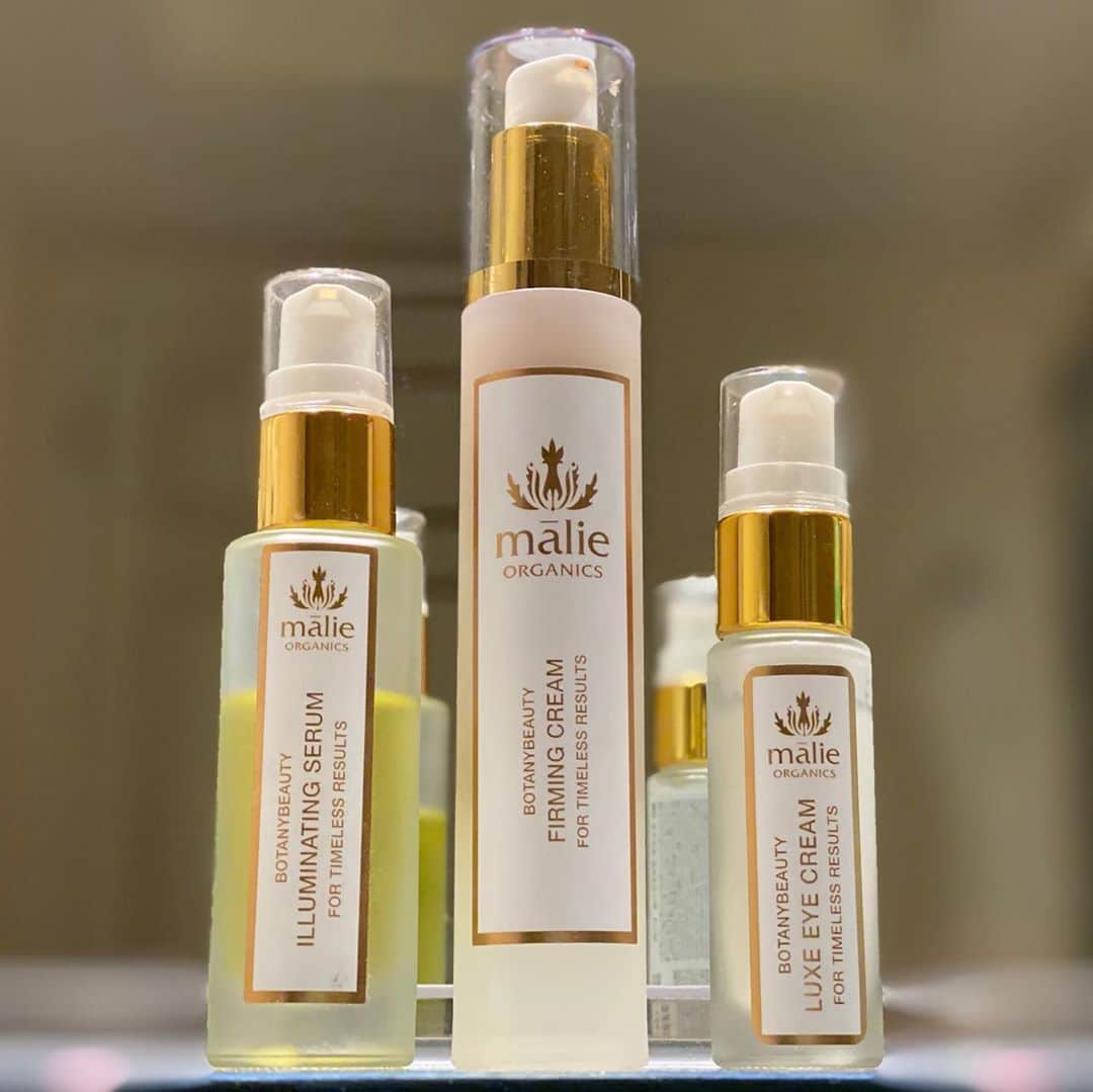のインスタグラム：「日本の冬には欠かせない お肌ケアのアイテム！☝🏼  Malie Organicsの セラム(日本だとコンセントレート) はお肌の保湿にバッチリんこ！👌🏼そして ファーミングクリームで お肌の引き締め！ 最後に目のまわりにアイクリーム！ これで日本での お肌の乾燥予防はバッチのグー！👌🏼  あと、Obiasの美容クリームもいいっ！ すっごく乾燥してたらファーミングクリームの後に顔にまんべんなくつけます！ ここぞ！と言う時はこれっ！👍🏼  Activartは頭皮ケアにお勧め！頭皮に泥パックしてから髪の毛を洗います！ 頭皮ケアって大切なんですよ！  お次の小さい方は ヒト幹細胞培養液配合。 頭皮に直接浸透させるものと、毛穴に直接アプローチするダブルアプローチ。 頭皮ケアはお顔のリフトアップにも繋がるからね！😊  髪の毛は女の命です！ だから常にスペシャルケアをしています！  La Stella Bunnyは クリアマスカラ！ まつ毛がクルッとします！  Eljudaはアホ毛防止の髪の毛の ヘアスティック。  ↑ 以上、今日本で使ってる ビューティアイテム！☝🏼  #乾燥肌対策  #お気に入り美容アイテム #お肌ケア大事 ☝🏼」