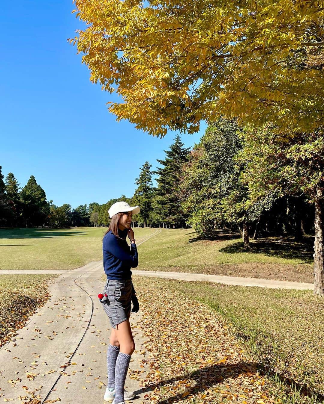紺野ゆりのインスタグラム：「🍁 最近天気安定してるね☺️☺️ 11月好きだー♡  先日インスタであげた、 #エムスカルプト 、3回終わってラウンドしたんですが。 平均飛距離、もう１５ヤードは伸びてる！！！！！！ ほんとにすごいかも。 実際の撮影での計測は来週☺️ わくわく。  🧢👚👖: @adidasgolf (アディクロス)  #yurigolf🦋 #エムスカルプト #ゴルフスイング#golfswing #golfwear#アディクロス#アディダスゴルフ#ゴルフウェア」