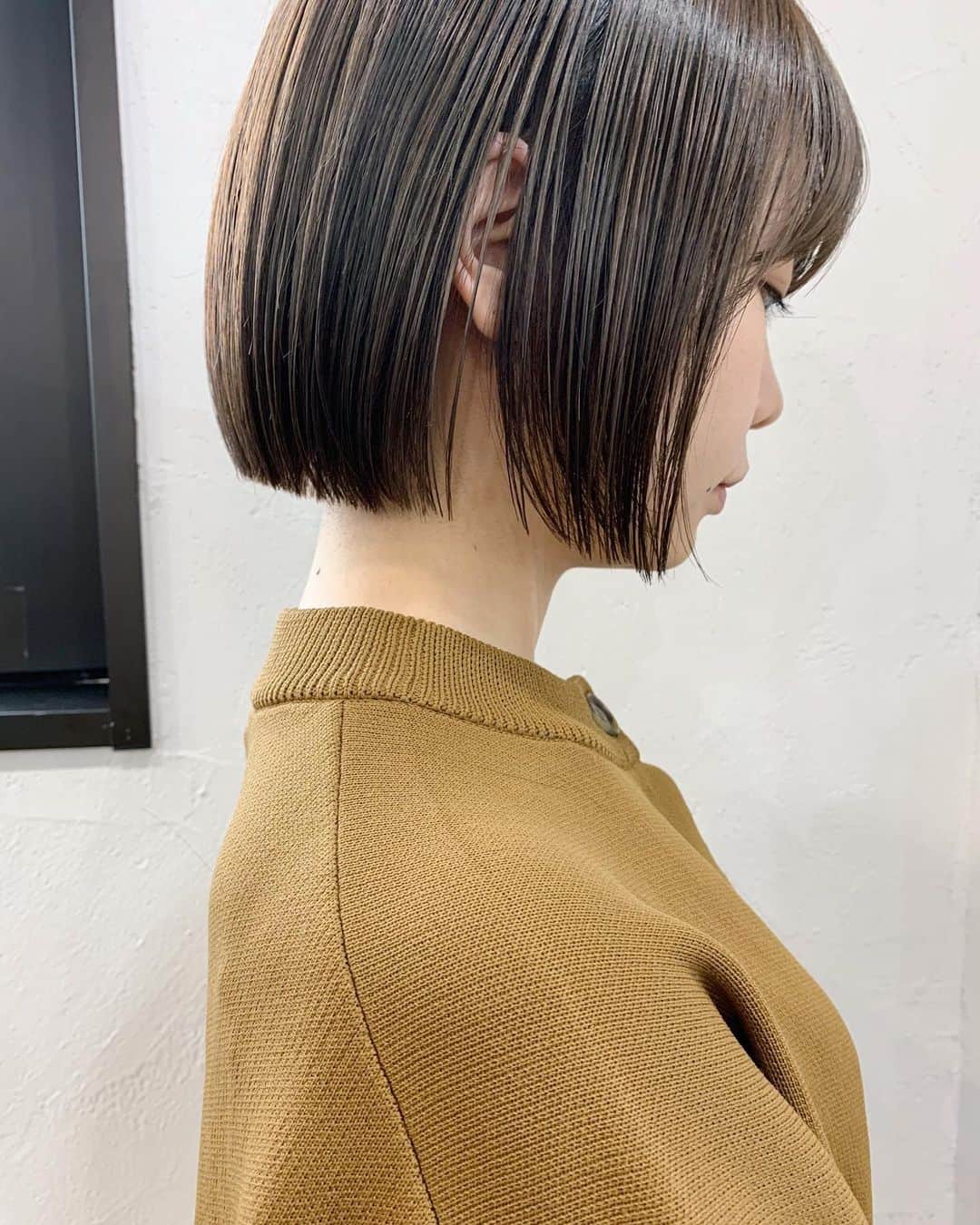 Ramie 山下未紗のインスタグラム：「_ 乾かしただけでまとまる大人ボブ。 【ご新規の方のみ】 カット+イルミナカラー　¥16500 → ¥11000 .  2回目以降のお客様にもご来店しやすいように 【2回目以降もご利用可能な割引クーポン】 をご用意させて頂いております^ ^✨ . HOTPEPPERのページにて ご確認下さいませ✨ . 毎日のお仕事や家事、子育てで忙しい女性にも 楽にお洒落を楽しんでもらえるような ヘアスタイルを提案させて頂きます🕊🍃 . 同じ女性だからこそ、 皆さんのライフスタイルを理解し、 長い間寄り添っていける関係を 造っていけたらと思ってます☺︎ . ご予約はTOP又はDMより！ もちろん、DMからのご相談もお待ちしております！ . 【衛生ガイドライン】 ・出勤スタッフの削減 ・出勤前の体温チェック、 　こまめな手洗い消毒とうがい ・スタッフ全員のマスク着用 ・窓の開放による換気と、 　高性能空気清浄機の設置 ・セット面の間隔、 　お客様同士の間隔を広く ・お客様毎の席の消毒 （滞在時間はお客様専用の席とします) . 【以下に該当するお客様のご来店をお控え下さい】 ・感染者、及び感染の疑いがある方 ・体温が37.5度以上ある方 ・だるさ（倦怠感）や息苦しさ（呼吸困難）がある方 ・咳が頻繁に出る方 ・感染濃厚接触者と思われる方 ・１４日以内海外渡航歴がある方  １日も早く平凡な日々が訪れるますように。 皆様のご健康を心よりお祈り申し上げます。  場所： KILLA(旧RODGE)  東京都渋谷区神宮前6-18-14 JS神宮前プロパティ４F TEL：03-6712-6360  #ボブ#ミニボブ#切りっぱなしボブ#大人ボブ#ショート#ショートボブ#ハンサムショート#丸みショートバッサリカット#透明感カラー#外国人風カラー#ブリーチなし#アディクシーカラー#イルミナカラー#グレージュ#極細ハイライト#ミルクティーベージュ#ベージュカラー#ブロンドヘアー#髪質改善トリートメント#ginza#giselle#fudge#cluel#ar」