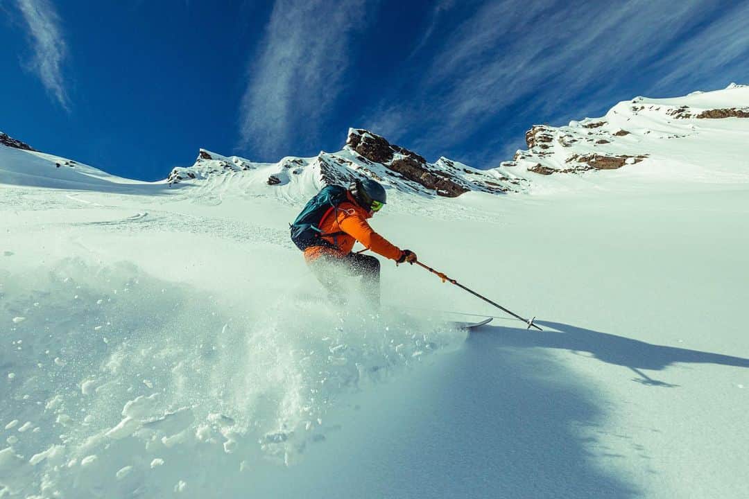 GREGORYのインスタグラム：「ALPINE&SKI｜TARGHEE FASTTRACK﻿  ﻿ 画期的なスキーキャリーシステムが搭載した「ターギーファストトラック」﻿ ﻿ 山岳を動き回ることを想定してデザインされたこのパックは、外出時にパックを下ろさずにスキー板をしまうことができる、画期的なクイックシステム『ファストトラック・スキーキャリー』を搭載しています。﻿ ﻿ 必要に応じてスキー板を素早く着脱できる為、脱着頻度の多いアクティビティーに適しており、高山でもペースを落とさずに進むことができます。﻿  ﻿ #グレゴリー﻿ #ターギーファストトラック」