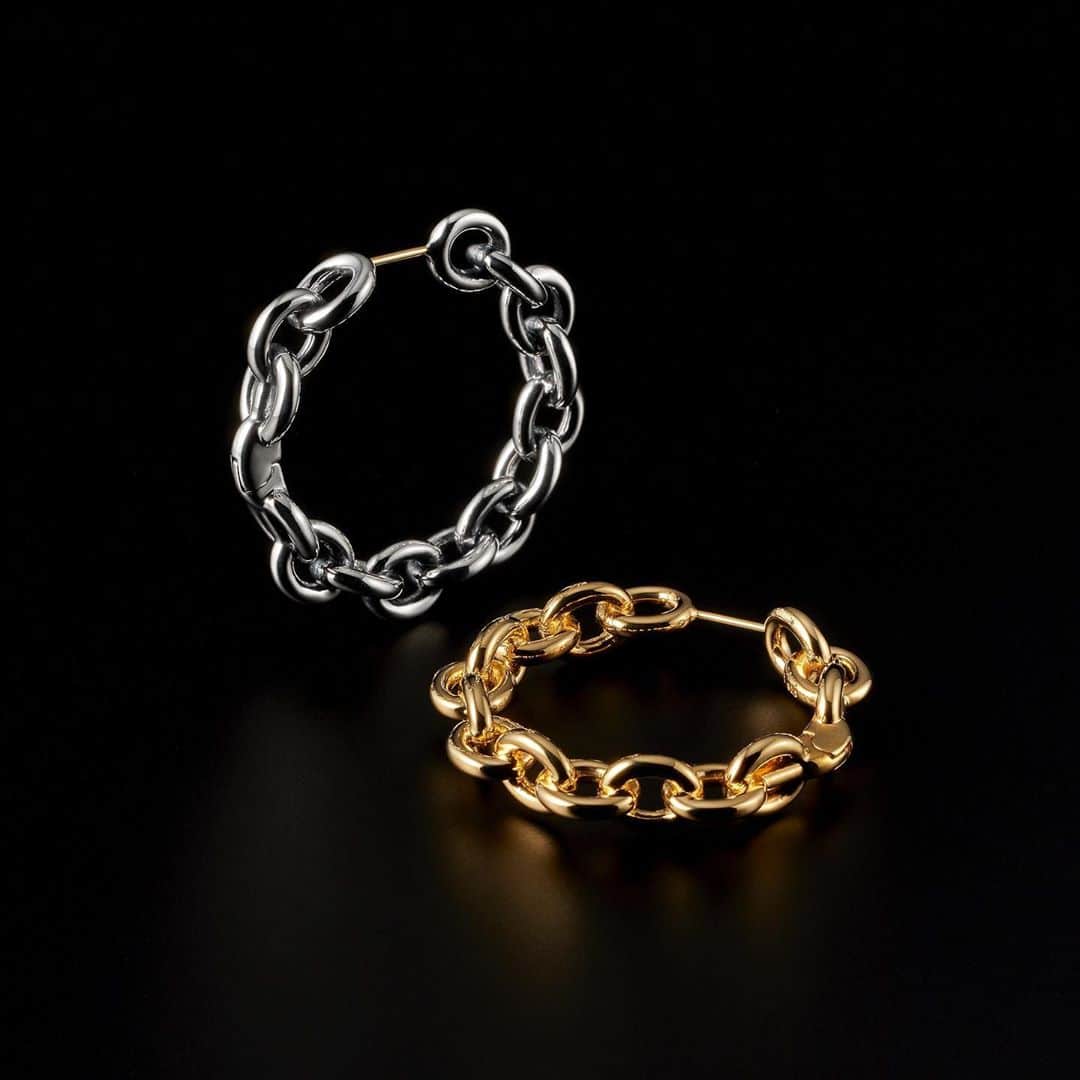 ジャスティンデイビスのインスタグラム：「2020 AW COLLECTION   “VIBRATION” Earring ⠀ 大ぶりのチェーンモチーフのバイブレーションピアス バネ式で装着しやすいスタイル ⠀ #justindavis  #ジャスティンデイビス」