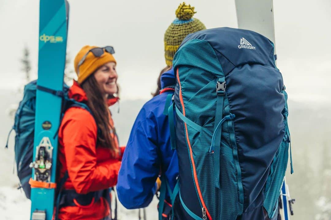 GREGORYのインスタグラム：「ALPINE&SKI｜TARGHEE FASTTRACK﻿  ﻿ 今年1月に開催された、世界最大規模のスポーツ用品総合見本市『ISPO(イスポ) ミュンヘン 2020スノースポーツ部門』において、ISPOアワードGold Winnerを受賞した「ターギーファストトラック」﻿ ﻿ カスタムフィットのファストトラック・フリクション・フックシステムで、パックを下さなくてもスキー板を載せられる画期的なスキーキャリーで、ヒップベルト、トップポケット、フレームシートを取り外して、ミニマリストの登山旅行用パックにも変身します。﻿ ﻿ #グレゴリー﻿ #ターギーファストトラック」