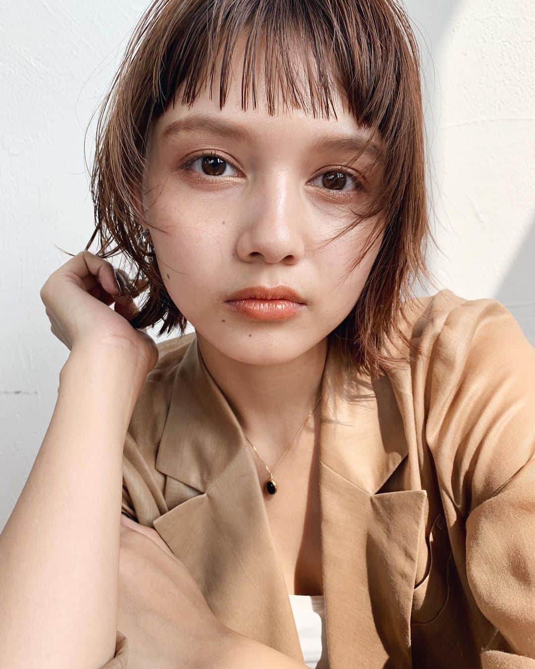 Ramie 山下未紗のインスタグラム：「_ BOB × Layer 🤍 顔まわりを切り込み、 柔らかく、軽さのあるヘアスタイル♩ . 今週もご予約お待ちしております☺️ .  2回目以降のお客様にもご来店しやすいように 【2回目以降もご利用可能な割引クーポン】 をご用意させて頂いております^ ^✨ . HOTPEPPERのページにて ご確認下さいませ✨ . 毎日のお仕事や家事、子育てで忙しい女性にも 楽にお洒落を楽しんでもらえるような ヘアスタイルを提案させて頂きます🕊🍃 . 同じ女性だからこそ、 皆さんのライフスタイルを理解し、 長い間寄り添っていける関係を 造っていけたらと思ってます☺︎ . ご予約はTOP又はDMより！ もちろん、DMからのご相談もお待ちしております！ . 【衛生ガイドライン】 ・出勤スタッフの削減 ・出勤前の体温チェック、 　こまめな手洗い消毒とうがい ・スタッフ全員のマスク着用 ・窓の開放による換気と、 　高性能空気清浄機の設置 ・セット面の間隔、 　お客様同士の間隔を広く ・お客様毎の席の消毒 （滞在時間はお客様専用の席とします) . 【以下に該当するお客様のご来店をお控え下さい】 ・感染者、及び感染の疑いがある方 ・体温が37.5度以上ある方 ・だるさ（倦怠感）や息苦しさ（呼吸困難）がある方 ・咳が頻繁に出る方 ・感染濃厚接触者と思われる方 ・１４日以内海外渡航歴がある方  １日も早く平凡な日々が訪れるますように。 皆様のご健康を心よりお祈り申し上げます。  場所： KILLA(旧RODGE)  東京都渋谷区神宮前6-18-14 JS神宮前プロパティ４F TEL：03-6712-6360  #ボブ#ミニボブ#切りっぱなしボブ#大人ボブ#ショート#ショートボブ#ハンサムショート#丸みショートバッサリカット#透明感カラー#外国人風カラー#ブリーチなし#アディクシーカラー#イルミナカラー#グレージュ#極細ハイライト#ミルクティーベージュ#ベージュカラー#ブロンドヘアー#髪質改善トリートメント#ginza#giselle#fudge#cluel#ar」