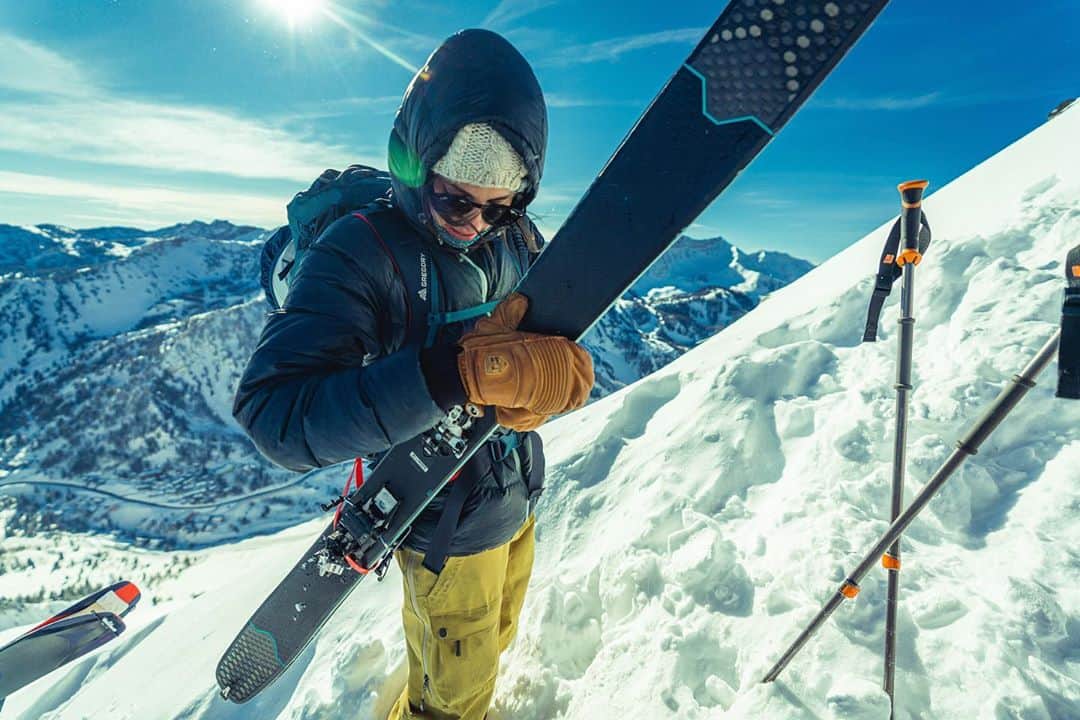 GREGORYのインスタグラム：「ALPINE&SKI｜TARGHEE FASTTRACK﻿ ﻿ ＜ファストトラック・スキーキャリー＞﻿ カスタムフィットのファストトラック・フリクション・フックシステムを利用した、画期的なスキーキャリー。パックを背負ったままスキー板を載せることが可能です。﻿ ﻿ もっと詳しく知りたい方は、公式youtubeの製品動画をご覧ください。「ターギーファストトラック」の魅力的で画期的な機能をより詳しくお分かりいただけます。﻿ ﻿ https://www.youtube.com/watch?v=Gn4szuFK6eI﻿ ﻿ #グレゴリー﻿ #ターギーファストトラック﻿  ﻿」