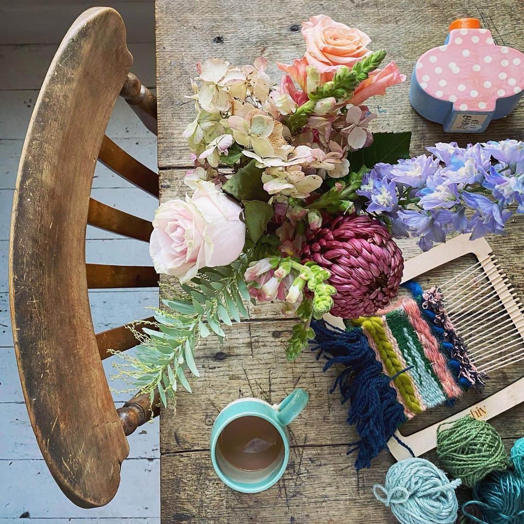 Tea and sittingのインスタグラム：「🌿🌸...thank you SO much for your amazing support with the November #onlineopenhouse shop opening this week!! I’ve already had some lovely artist interviews which are saved in my IGTV with @juleshoganknitwear @amandabanhamceramics and @vivienne.ridley and today I’ll be chatting with @keneardley at 11am GMT and then with @shiv_textiles at 6pm GMT for some live weaving using her kits! I’m going to try and make a scented weaving as she’s encouraging about including more than just yarn! I’ll put countdown deets up in my Stories and there’s a direct link in my bio to the shop itself ☕️🔎 #onlineopenhouse #shopsmallthischristmas #artistsopenhouses #5ftinftable」