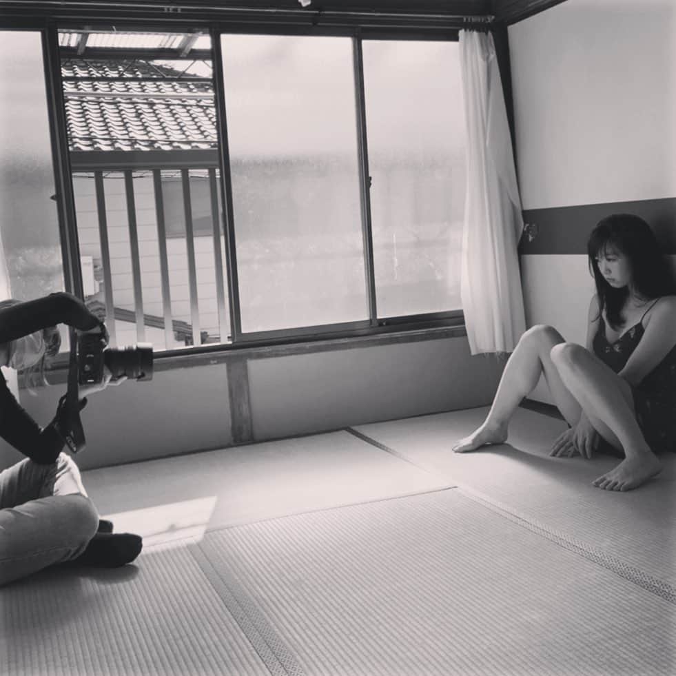佐々木心音のインスタグラム：「カレンダーオフショット.  photographerは　緋ノうさ呑 お洒落でセクシーなカレンダーを 20代の女性カメラマンと一緒に作りました！ . . . #calendar #2021calendar #offshot  #tatami #monochrome #pop #sexy #photography #photographer #hinousano #actress #singersongwriter #kokonesasaki  #カレンダー #オフショット #畳 #お洒落セクシー #お部屋のアクセントにどうぞ #緋ノうさ呑 #佐々木心音」