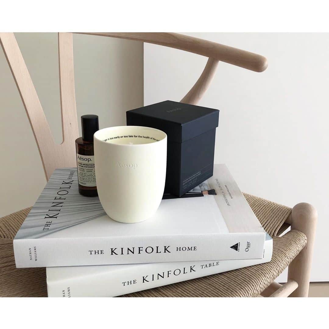 kumiさんのインスタグラム写真 - (kumiInstagram)「new candle🥚🕯 @aesopskincare   火をつけなくても香りがふわっと広がる。 ころんとした容器も可愛くて。  1日の始まりや帰宅してお疲れさまなとき、 優しい香りに本当に癒されてる…♡」11月12日 17時00分 - 93_0920