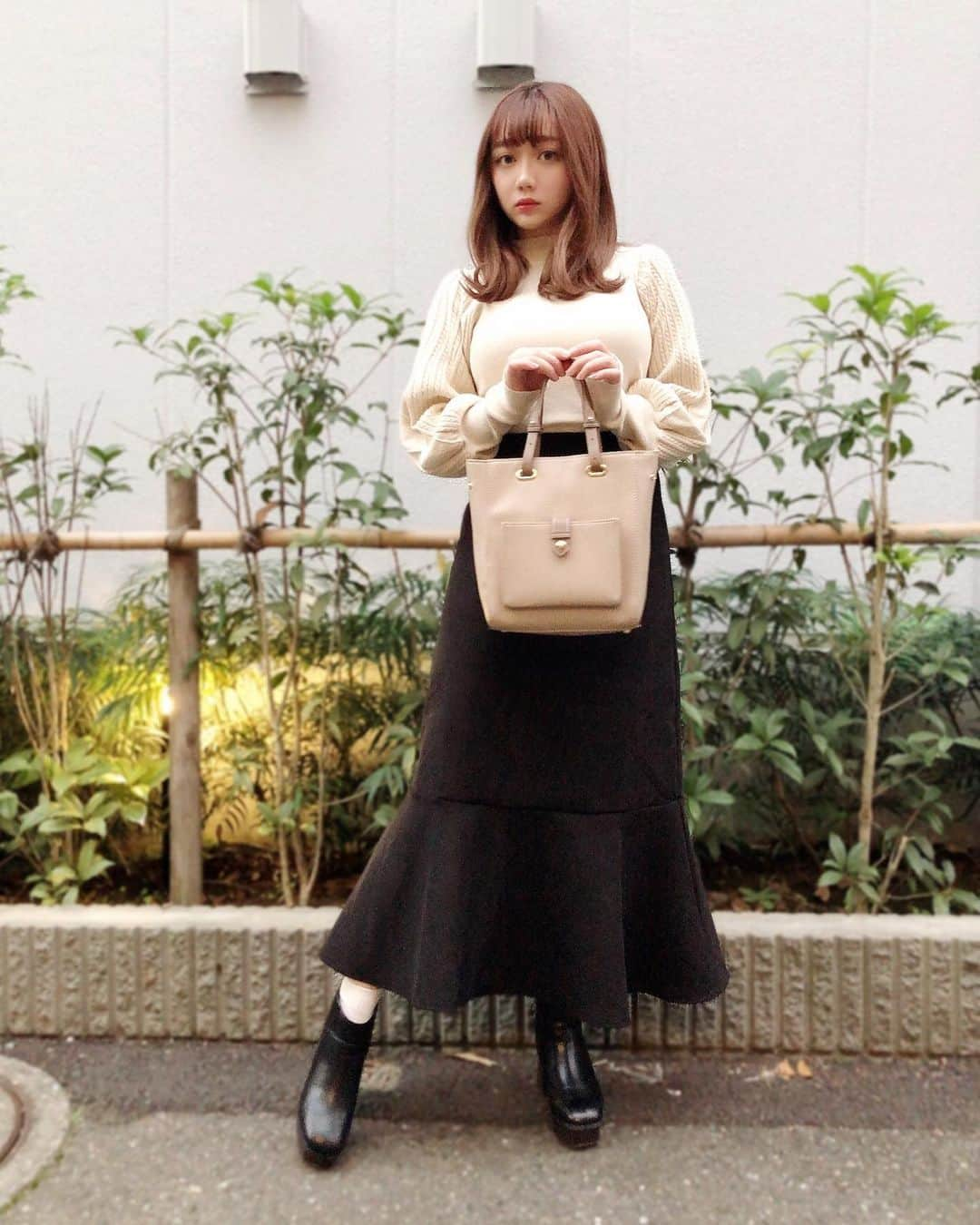 小澤しぇいんさんのインスタグラム写真 - (小澤しぇいんInstagram)「すっかり寒い季節になってお洋服も落ち着いた色🤎🖤 シンプルだけど大人可愛いコーデしたよ  #ケーブル編みボリュームスリーブニット ¥5,890+tax ベージュ Mサイズ → ＠fifth_store  #リブレスコーデュロイフレアヘムスカート ¥3,490+tax ブラック Mサイズ → ＠fifth_store  #フロントポケットバイカラースクエアバッグ ¥7,490+tax モカ → ＠editsheen_store  ニットの袖のデザインが可愛くてボリューム感もあるのがお気に入りです！ スカートはフィットしすぎなくてウェストがゴムになっていて着痩せ出来るし、上品に着こなせる。 バッグもシンプルだけど、フロントのポケットもあって中にもポケットあってすごく便利だよ♡ ※2点買ったらプラス20％になったよ❣️ #fifth#fifthtl#EditSheen#エディットシーン #バッグ#BAG#フィフス#フェミニン#スカート#ニット#フレアスカート#低身長コーデ#スカートコーデ#秋コーデ#冬コーデ#fashion #instafashion#プチプラコーデ」11月12日 17時01分 - 1217_shane