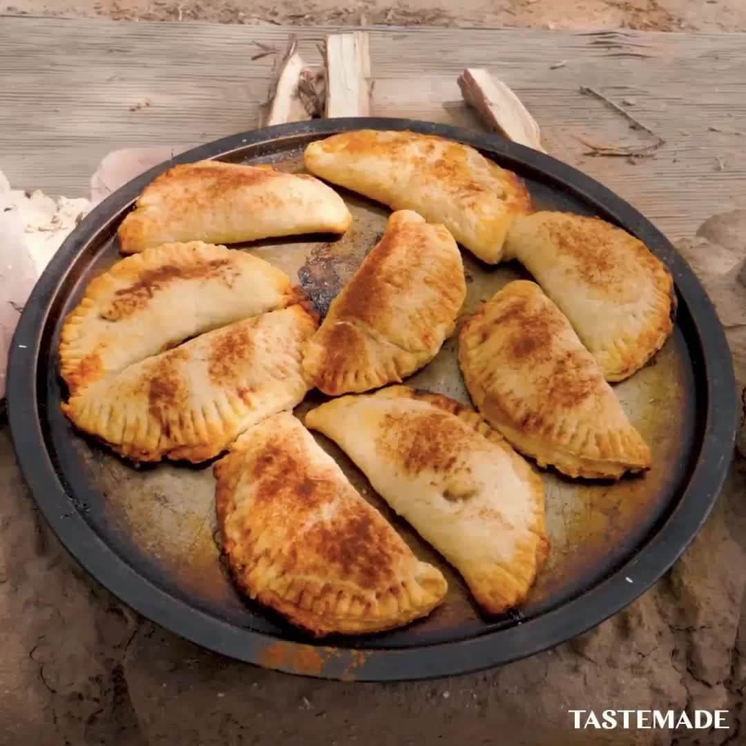 のインスタグラム：「アメリカの先住民「プエブロインディアン」とは？ネイティブアメリカンの伝統食を体験する旅【Tastemade Spotlight】⁠ ⁠ ネイティブアメリカンのお手製のご馳走を堪能してみない？⁠🍳✨ ⁠  　毎週月曜・木曜17:00~﻿⁠ ✈️トラベル動画配信✈️﻿⁠  ⁠ #tastemade #tastemadejapan #travel #travelgram #travelphotography ⁠⁠#テイストメイド #トラベル #旅行 #旅好き #お出かけ #旅行 #旅好き #旅の思い出 #旅スタグラム #旅女 #グルメ⁠ #おうち時間をもっと楽しく #おうちから世界一周」