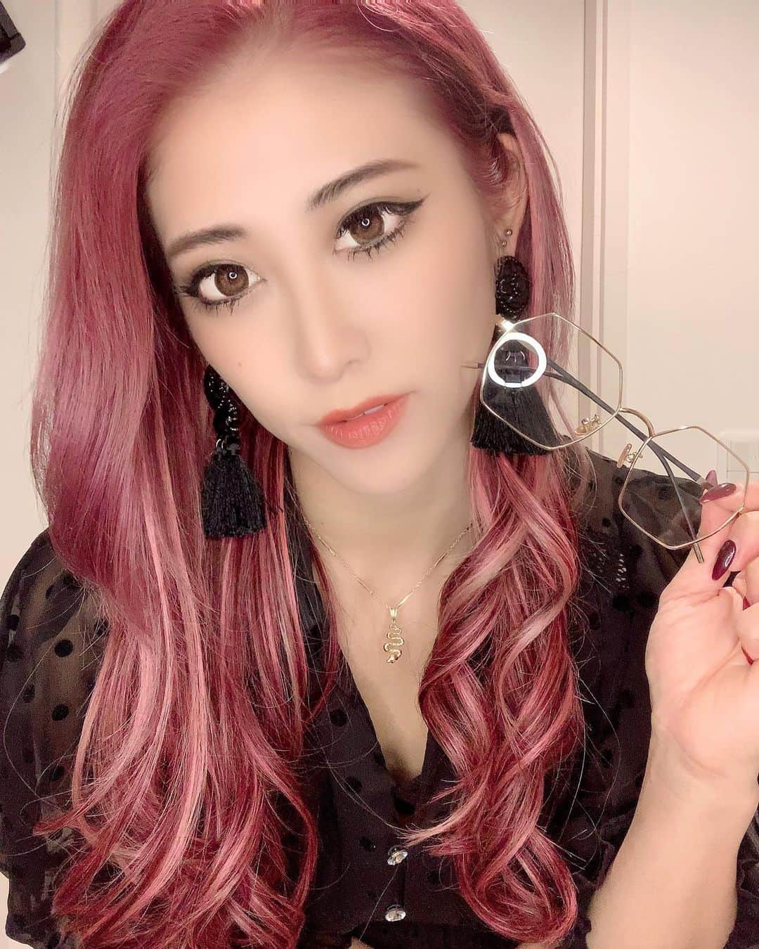 Kumiのインスタグラム：「. new hair💇‍♀️ ワタシは案外スンナリ 見慣れましたが . 昔のワタシを知らない人からしたら まだ別人？？👀 . . . #バーレスク東京 #スーパーバーレスク東京 #burlesque #burlesquetokyo #インスタ映え #自撮り #selfie #イメチェン　#赤髪　#エクステ　#ショートからロング #ボブからロング #パープルピンク」