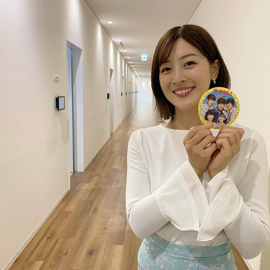 中村秀香のインスタグラム：「今朝は #すまたん  ありがとうございました🎶  番組の新しいステッカーができました😆 朝番組のものとは思えない、 昭和の香り漂うポップなステッカーです！笑  イラストじゃないパターンって、過去あったのかな…？ テーマは昭和のアイドル🎤 正直ちょっと恥ずかしいですが笑笑 デザイン自体は斬新で可愛いです♪  明日も #すまたん よろしくお願い致します🙇‍♀️」