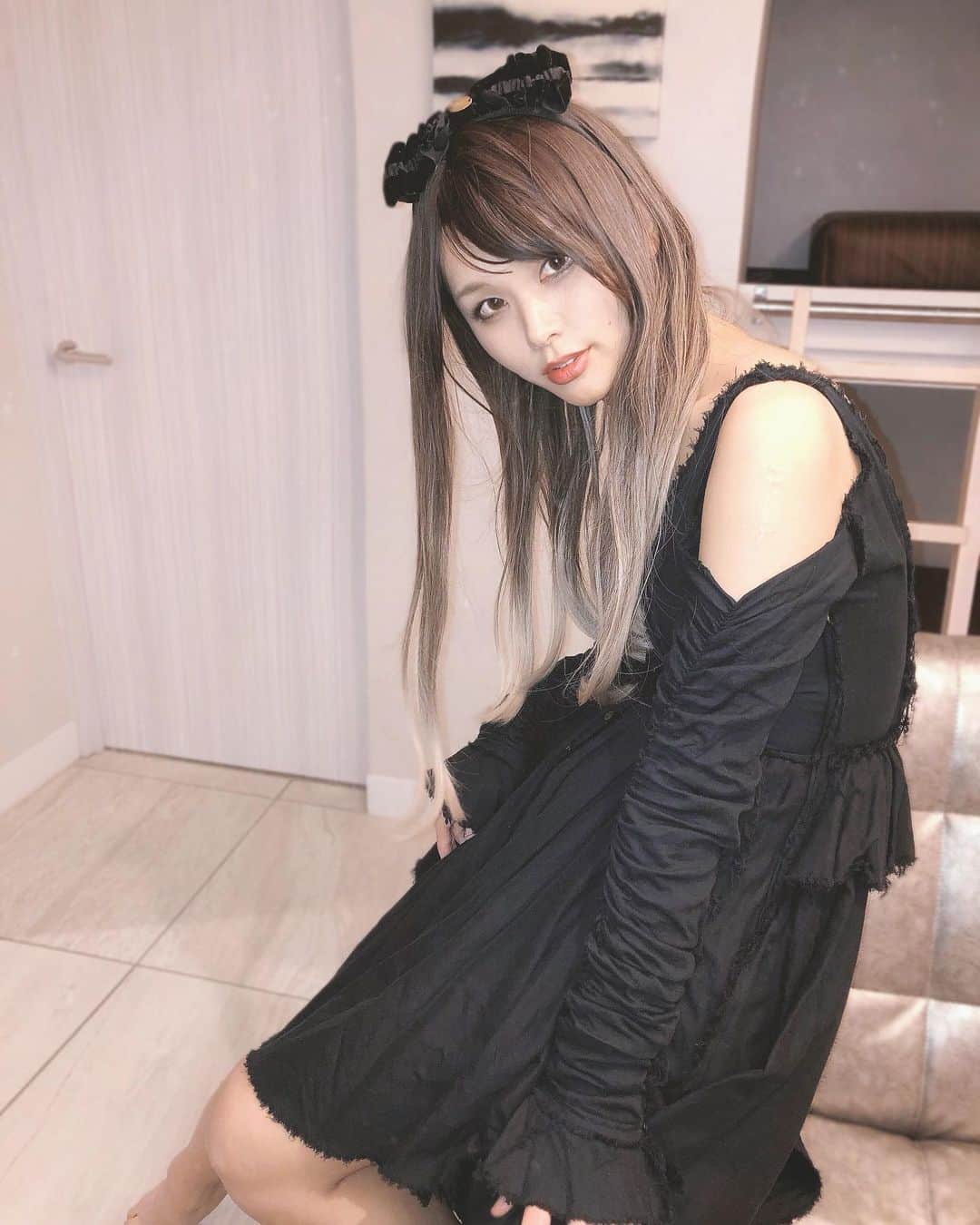 のインスタグラム：「おうちデート風味 . ††††††††††† casual goth style in the room🏰 ††††††††††† #ポートレート  #ladyboy #ニューハーフ  #transgender #transwoman  #transsexual #transgirl #beautygram #pride🌈  #goth #gothgirl  #queer #tgirl #lgbtq  #ロングヘア　#モード　#黒コーデ #雰囲気好きな人いいね  #美男美女と繋がりたい」