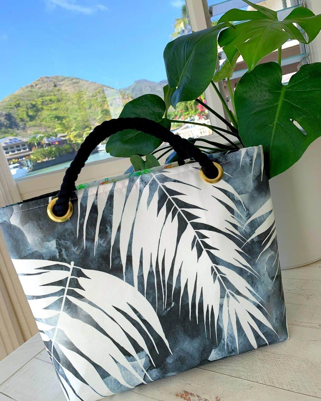 Moco Lima Hawaiiさんのインスタグラム写真 - (Moco Lima HawaiiInstagram)「New* Black Leaf Tote M-size, Made by Moco  新芽が出てきた我が家のモンステラからインスピレーション受け作ってみました♡   #新作#新芽#ミディアム#サイズ#黒#緑#秋#海#ハワイ#モコリマハワイ#パイナップル#オリジナル#funday#today#hawaii#mocolima#leaf#pineapple#green#black#ocean#handmade#madeinhawaii#designer#lovemyjob#mylife」11月12日 17時03分 - mocolimahawaii