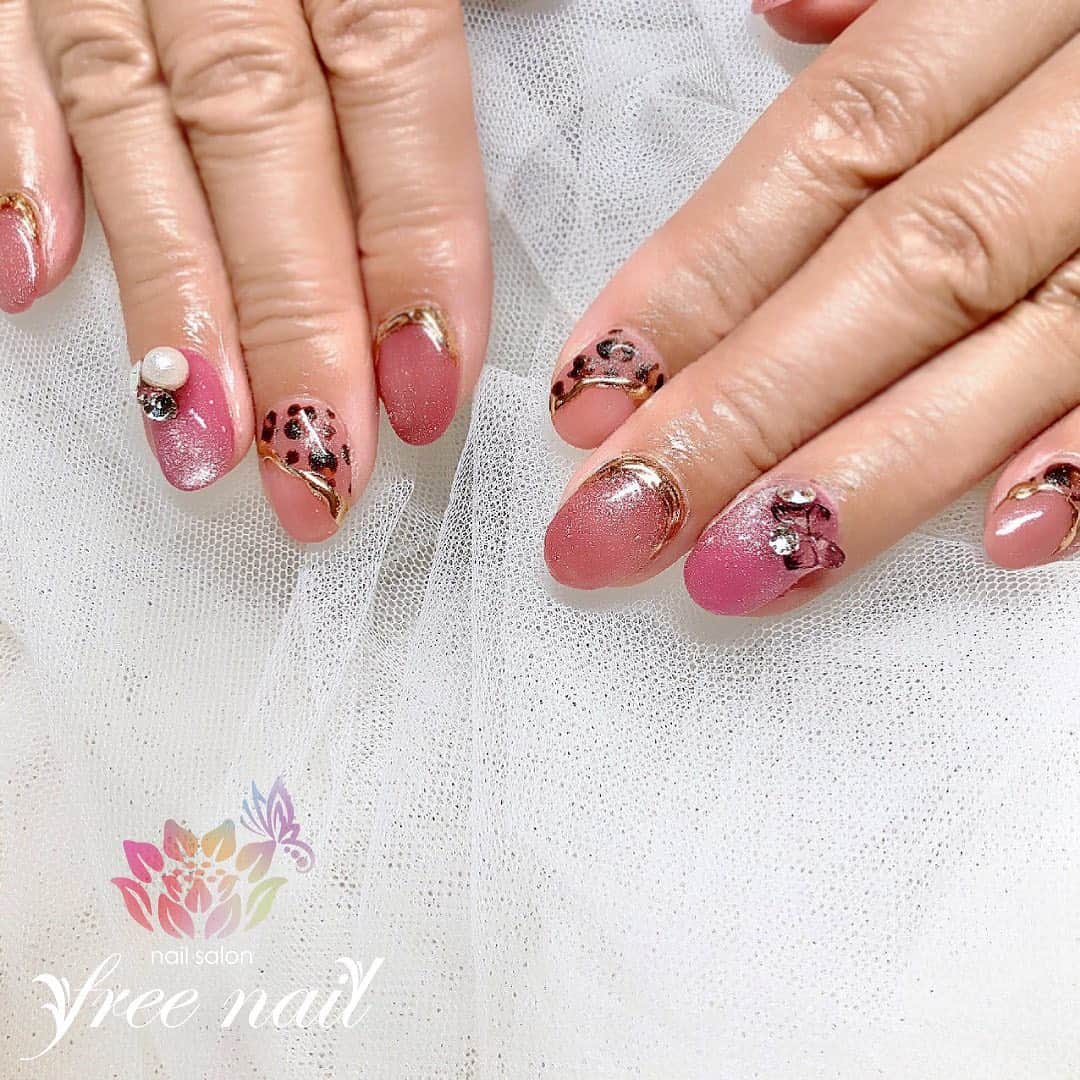 free nail フリーネイルのインスタグラム：「. お客様ネイル💅🏻🍂 . マグネットネイル🧲できれいめデザイン💗 . キラキラアニマル🐆💖 . スワイプして動画も見てね☝︎🎬✨ . ご来店ありがとうございました🙇🏻‍♀️🙇🏻‍♀️🙇🏻‍♀️💗 . #ネイルアート #ジェルネイル #ネイルサロン #大阪ネイルサロン #ネイルデザイン #ネイルチェンジ #マグネットネイル #マグネットジェル #アニマルネイル #メタリックネイル #ピンクネイル #コーラルピンクネイル #デザインネイル #トレンドネイル #大人ネイル #シンプルネイル #きれいめネイル #秋ネイル #autumnnails #nailsart #nailsdid #美甲 #日式美甲 #日式美甲胶 #日本美甲师 #日本美甲老师 #美甲上课 #日本胶 #フリーネイル #freenail」