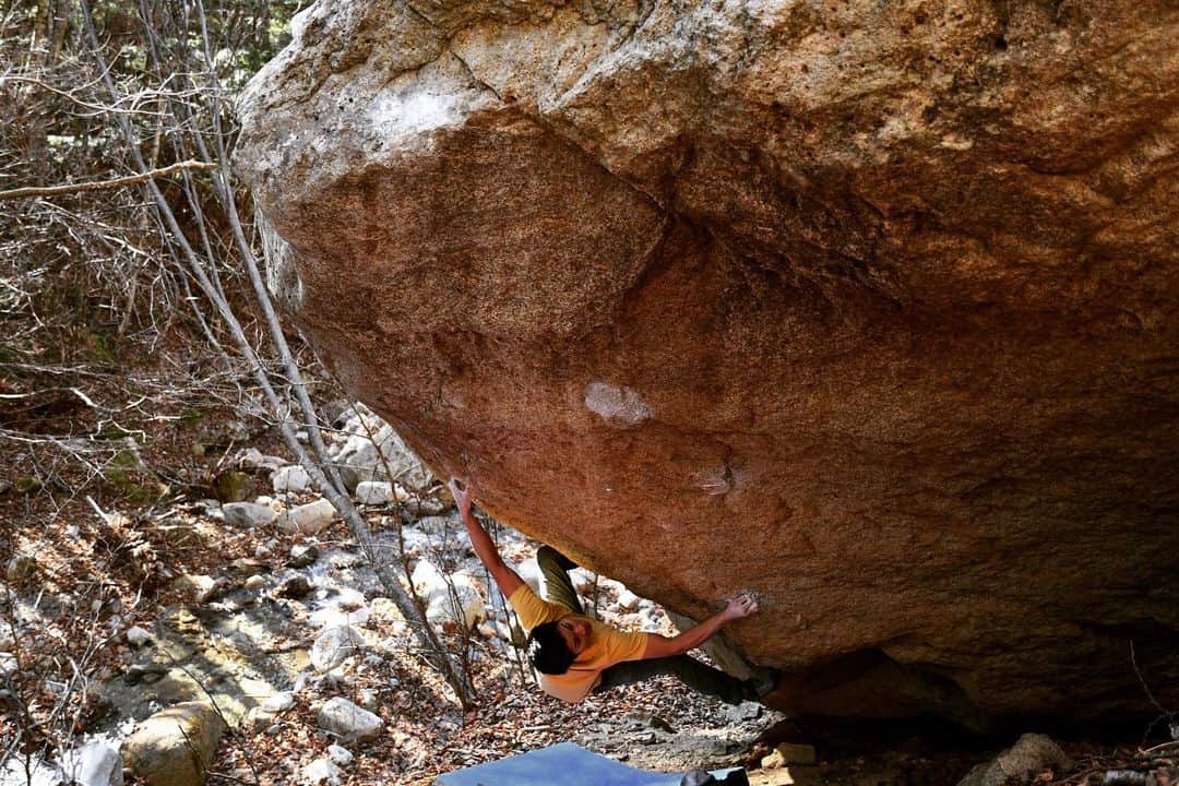 渡邉海人のインスタグラム：「Hoto v14✅✅✅ Another amazing day✨ This boulder made by @keenantakahashi  I saw his video on youtube, that was turned me on motivation. • put on the grade is always hard especially outside. I understand how hard to get first ascent. Hoto was set to be v14 but I think it’s around v13. This is an individual opinion, so a lot of opinions are needed. 📸 @tsukuru_fsp  @monturajapan  @montura_official  @frictionlabs  @eyecandyworks  @rollfilm_suck  #climbing #bouldering #helloclimber #camping #ボルダリング #クライミング」