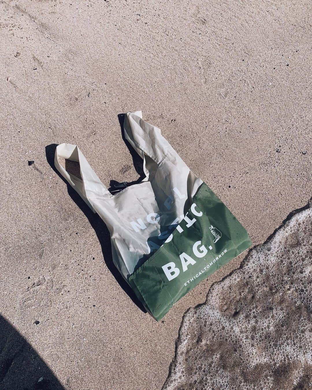 瀬畑茉有子さんのインスタグラム写真 - (瀬畑茉有子Instagram)「. . 『再生PETのBAGでNO PLASTICを叫ぶBAG』♻️ . .  日本のプラスチックリサイクル率は84.8% . そのうち 68%はサーマルリサイクル（焼却）🔥 . .  サーマルリサイクルとは... . 廃棄物を焼却する際に発生する熱エネルギーを回収し利用することです。 . .  焼却処理を行うことで 「熱エネルギー」として再利用できることがメリットである一方、 . 焼却が多くなるほど、 再利用できる資源も焼却してしまう可能性が高くなっていきます。  . そこで、 物から物へリサイクルし 同じ製品の材料や原料として再利用するマテリアルリサイクル♻️というリサイクル方法はとても環境に良いです💫 . . @ethicaltomorrow  のエコバックは マテリアルリサイクルされたペットボトルから出来ています✨ .  外側には大きめのポケットがあることで使いやすくなってます😊 . . そしてなんと言っても通常のエコバックサイズより はるかに大きい‼️(サイズ感は最後の写真を参考に☺️) . お尻を覆われるほど大きいので 大根一本丸々すっぽり入ります👌🏻😳 . . 沢山買い物する時に最高💓💓 . . クルッと丸めて小さく出来るので 外出時の持ち運びにも便利❗️ . 新たなプラバッグを貰わないこと🌍 . マテリアルリサイクルされた物をなるべく選ぶようにすること🌿 .  自然について 環境について 地球について リサイクルについてもう一段階踏み込んで考える必要性が私たちにはあると思ってます🌱🌱 . . 色のバリエーションもあって、 デザインもとてもオシャレ☺️✨ . . #ethicaltomorrow #ecobag  #materialrecycle #エコバッグ #またお気に入りのエコバッグ見つけました #マテリアルリサイクル #ペットボトルから出来たエコバッグ #共感できるものをシェアしたい」11月12日 17時07分 - sehatamayuko