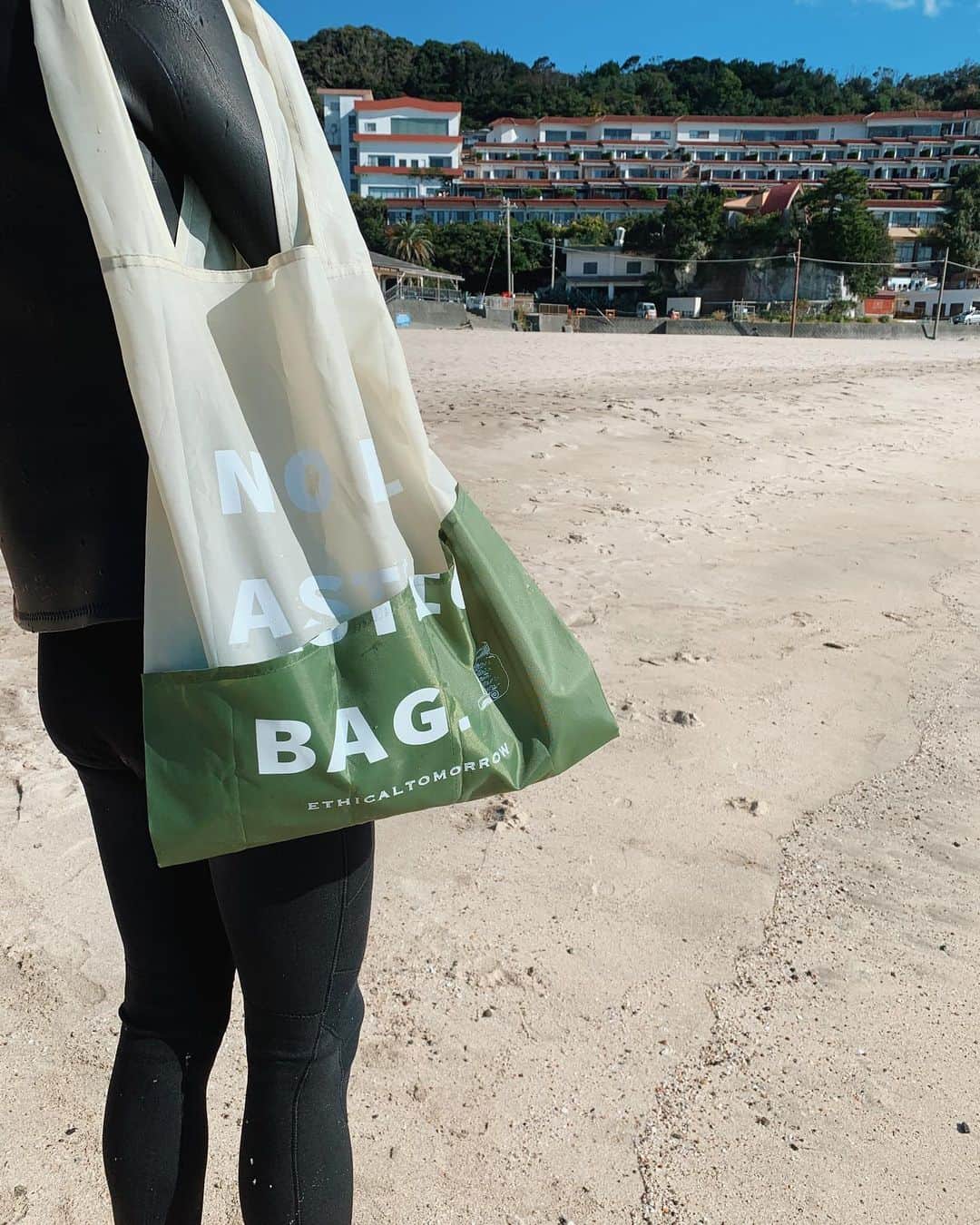 瀬畑茉有子さんのインスタグラム写真 - (瀬畑茉有子Instagram)「. . 『再生PETのBAGでNO PLASTICを叫ぶBAG』♻️ . .  日本のプラスチックリサイクル率は84.8% . そのうち 68%はサーマルリサイクル（焼却）🔥 . .  サーマルリサイクルとは... . 廃棄物を焼却する際に発生する熱エネルギーを回収し利用することです。 . .  焼却処理を行うことで 「熱エネルギー」として再利用できることがメリットである一方、 . 焼却が多くなるほど、 再利用できる資源も焼却してしまう可能性が高くなっていきます。  . そこで、 物から物へリサイクルし 同じ製品の材料や原料として再利用するマテリアルリサイクル♻️というリサイクル方法はとても環境に良いです💫 . . @ethicaltomorrow  のエコバックは マテリアルリサイクルされたペットボトルから出来ています✨ .  外側には大きめのポケットがあることで使いやすくなってます😊 . . そしてなんと言っても通常のエコバックサイズより はるかに大きい‼️(サイズ感は最後の写真を参考に☺️) . お尻を覆われるほど大きいので 大根一本丸々すっぽり入ります👌🏻😳 . . 沢山買い物する時に最高💓💓 . . クルッと丸めて小さく出来るので 外出時の持ち運びにも便利❗️ . 新たなプラバッグを貰わないこと🌍 . マテリアルリサイクルされた物をなるべく選ぶようにすること🌿 .  自然について 環境について 地球について リサイクルについてもう一段階踏み込んで考える必要性が私たちにはあると思ってます🌱🌱 . . 色のバリエーションもあって、 デザインもとてもオシャレ☺️✨ . . #ethicaltomorrow #ecobag  #materialrecycle #エコバッグ #またお気に入りのエコバッグ見つけました #マテリアルリサイクル #ペットボトルから出来たエコバッグ #共感できるものをシェアしたい」11月12日 17時07分 - sehatamayuko