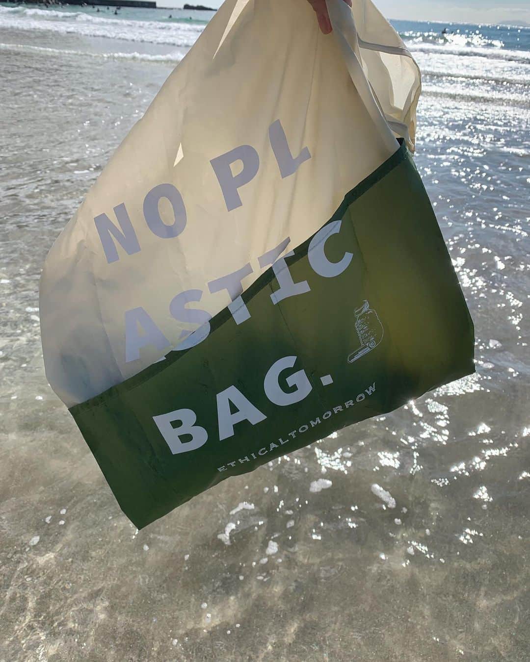 瀬畑茉有子さんのインスタグラム写真 - (瀬畑茉有子Instagram)「. . 『再生PETのBAGでNO PLASTICを叫ぶBAG』♻️ . .  日本のプラスチックリサイクル率は84.8% . そのうち 68%はサーマルリサイクル（焼却）🔥 . .  サーマルリサイクルとは... . 廃棄物を焼却する際に発生する熱エネルギーを回収し利用することです。 . .  焼却処理を行うことで 「熱エネルギー」として再利用できることがメリットである一方、 . 焼却が多くなるほど、 再利用できる資源も焼却してしまう可能性が高くなっていきます。  . そこで、 物から物へリサイクルし 同じ製品の材料や原料として再利用するマテリアルリサイクル♻️というリサイクル方法はとても環境に良いです💫 . . @ethicaltomorrow  のエコバックは マテリアルリサイクルされたペットボトルから出来ています✨ .  外側には大きめのポケットがあることで使いやすくなってます😊 . . そしてなんと言っても通常のエコバックサイズより はるかに大きい‼️(サイズ感は最後の写真を参考に☺️) . お尻を覆われるほど大きいので 大根一本丸々すっぽり入ります👌🏻😳 . . 沢山買い物する時に最高💓💓 . . クルッと丸めて小さく出来るので 外出時の持ち運びにも便利❗️ . 新たなプラバッグを貰わないこと🌍 . マテリアルリサイクルされた物をなるべく選ぶようにすること🌿 .  自然について 環境について 地球について リサイクルについてもう一段階踏み込んで考える必要性が私たちにはあると思ってます🌱🌱 . . 色のバリエーションもあって、 デザインもとてもオシャレ☺️✨ . . #ethicaltomorrow #ecobag  #materialrecycle #エコバッグ #またお気に入りのエコバッグ見つけました #マテリアルリサイクル #ペットボトルから出来たエコバッグ #共感できるものをシェアしたい」11月12日 17時07分 - sehatamayuko