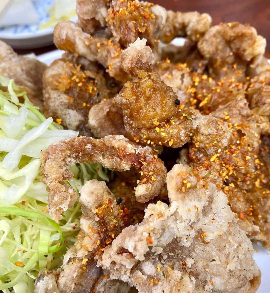 江口寿史のインスタグラム：「荻窪 町中華のまごうかたなき名店「ことぶき食堂」。現在ご主人が病気療養中のため、奥さんと娘さんが昼営業だけで頑張ってらっしゃるというので、近くの病院で定期検診の血液検査終えたウエスギさん( @mach55go )と激励訪問することに。 西荻ワインバルの隠れ家名店「山下食堂」( @yamashita_shokudou )のオーナーGOさんも同行。中年男三人で男子高校生みたいに食いまくり。まずは名物ブタカラをそれぞれひと皿ずつ注文してビール。そのあとはひとり一品ずつ違うメニューを頼んでみなでシェア。みな旨かった。おれの頼んだカレーがまた、和な、しかしスパイシーでコクもある「ライスカレー」と呼びたい好きな奴だったんだけど、食うのに夢中で写真撮るの忘れたわ！！」