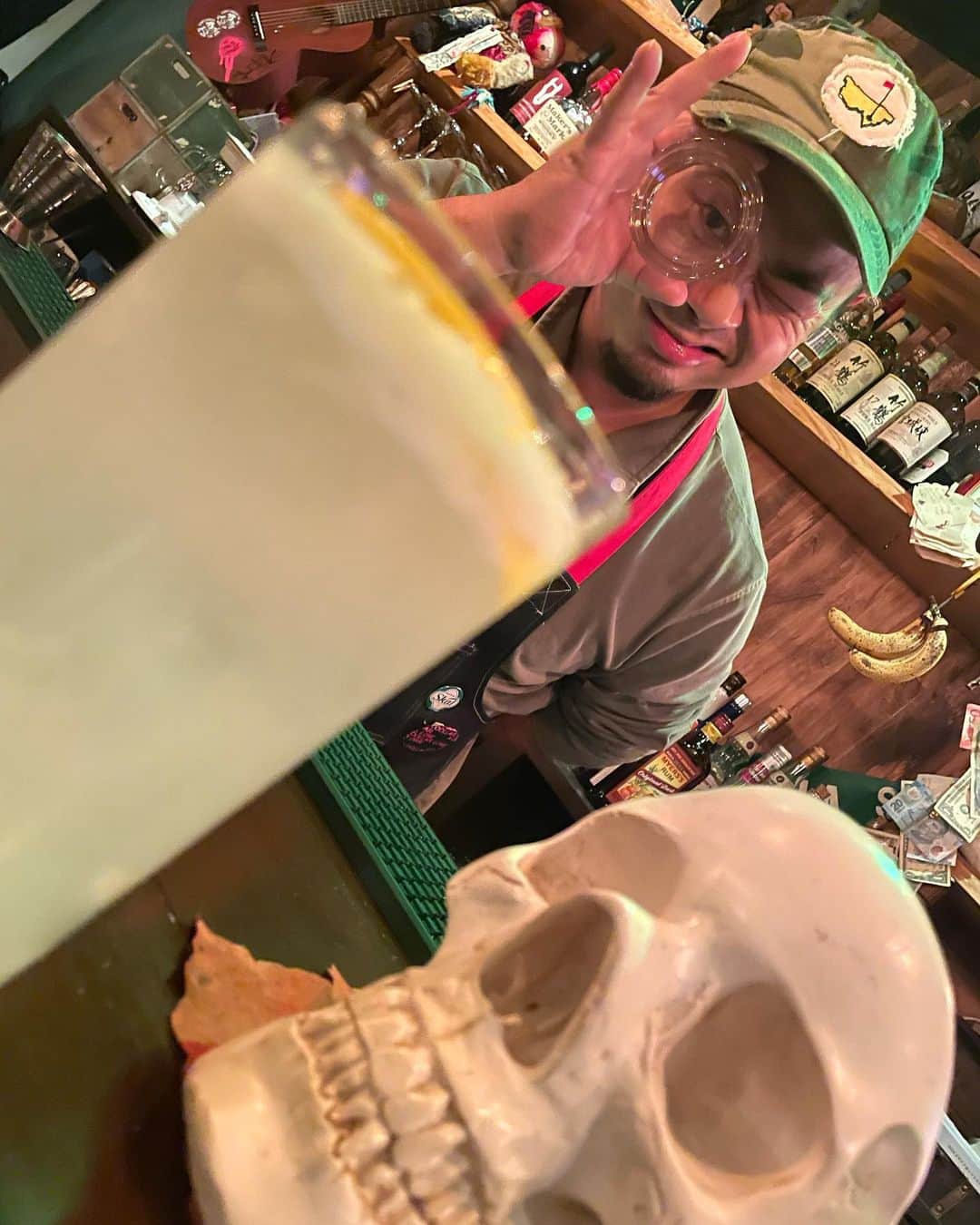 佐々木舞夕のインスタグラム：「___🍸  3周年おめでとう㊗️ございます！  ここも私の安定！  お洒落なお酒飲むならココ！ 敏腕しんちゃんが 美味しいお酒を目の前で作ってくれますよー！  帽子が可愛いそれ欲しい🧢笑  @atoms_hangout   #宮崎市 #宮崎市バー #カクテル #ウイスキー #ニシタチ  #橘通り #中央通り #アトムズハングアウト #atomおじさん」