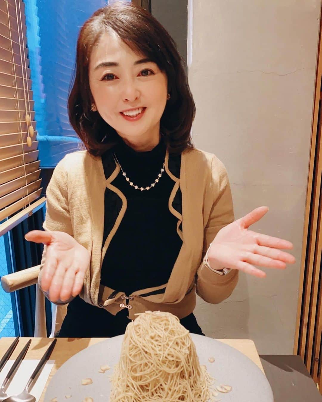 牛窪万里子さんのインスタグラム写真 - (牛窪万里子Instagram)「先日、自由が丘の高級和栗モンブラン専門店「栗歩KURIHO」にて人気のモンブランを。  目の前で栗ペーストを絞って盛り付けて頂けます。２枚目。  仕上げに栗のスライスをトッピング！３枚目。  中はメレンゲと栗ペーストがたっぷり。  満席でなかなか取れないお店ですが食べログけら予約出来ました。  #栗歩  #栗歩自由が丘  #自由が丘 #スイーツ #秋の味覚 #栗 #マロン #marron  #アナウンサー #放送 #ライフスタイル #美 #食 #日々の活動 #コミュニケーション #講演 #研修 #講師 #会社経営 #女性経営者 #女性活躍推進  @kuriho_jiyugaoka」11月12日 17時08分 - mariko_ushikubo