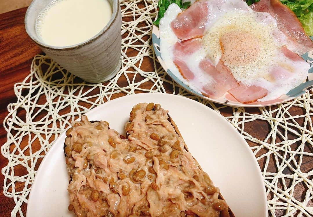 水城なつみのインスタグラム：「ボーッとしながら目玉焼きを焼いていたらパンが焦げた朝。 ・ ・ でも大丈夫。私にはツナマヨ納豆という最強の味方がいます！！！笑 ・ 隙間から見えるパンが黒いですが…笑 なんとか無事に美味しい朝ごはんになりました🤣 ・ ・ ・ #朝ごはん #おうちごはん #食パンアレンジ  #ツナマヨ #納豆 #水城なつみ」