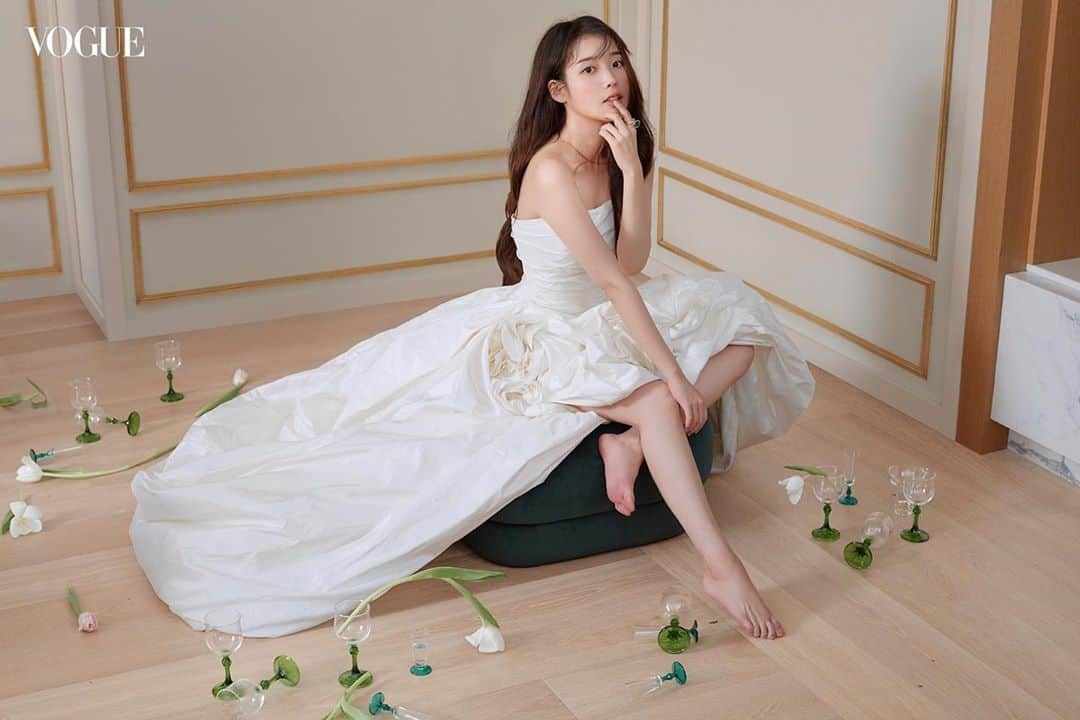 SOYOO BRIDALさんのインスタグラム写真 - (SOYOO BRIDALInstagram)「.  [ SOYOO Bridal x Oscar de la Renta ] 🏷   이슬요정💧@dlwlrma 보그코리아 11월호(2020) by @voguekorea   #아이유 #이지은 #soyoobridal #oscardelarenta #2020fall #보그코리아 #IU #참이슬 @official.chamisul   #소유브라이덜 은 #오스카드라렌타 의 국내 독점 수입샵입니다 📌  #exclusive_in_korea✔️  #only_at_soyoobridal✔️」11月12日 17時10分 - soyoobridal_official