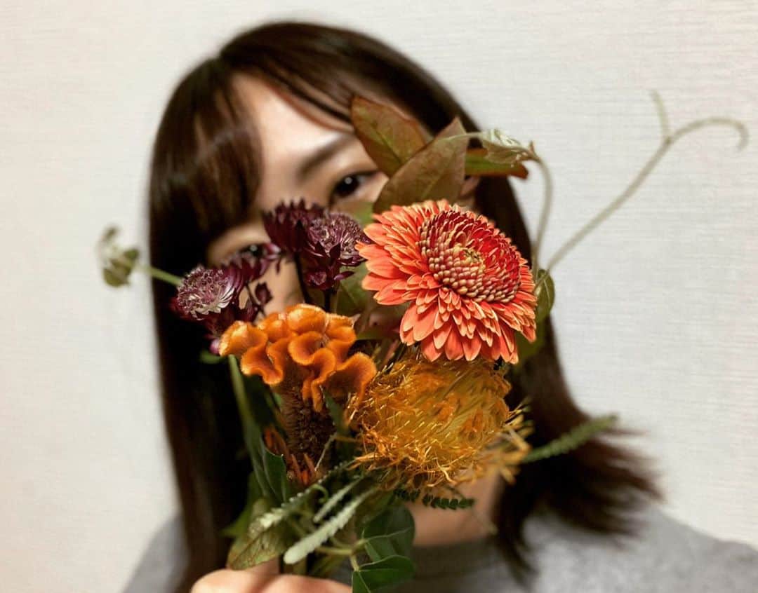 古賀成美さんのインスタグラム写真 - (古賀成美Instagram)「. 🌼🌼🌼 . . 少し前からお家にお花を飾るようにしました、 なんだかお花を飾ると 気分が上がるのです！！ . . 今日買ったお花も美しゅうございます . .」11月12日 17時10分 - narunaru_330