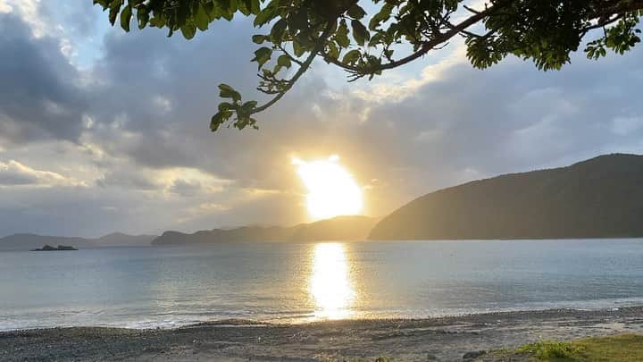 三谷晶子のインスタグラム：「Today's sunset.  #加計呂麻島 #kakeroma  #kakermajima #kakeromaisland #island #islandlife #islandvibes  #islandpics  #islandmovie  #beach #beachlife  #beachlifestyle  #sea #ocean #sunset #sky #japan_of_insta  #japan_photo」