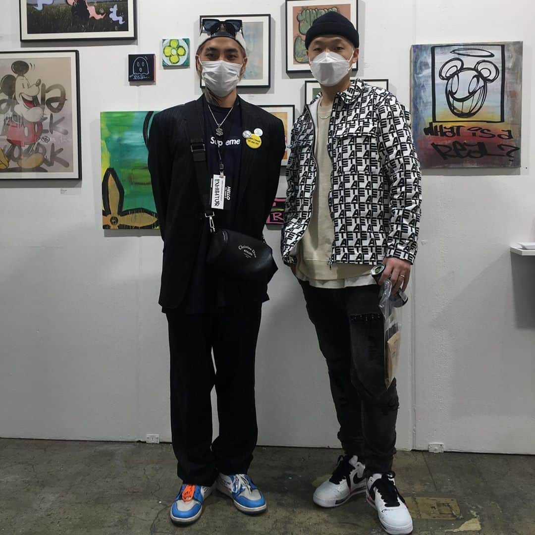 Paloaltoのインスタグラム：「1. 김홍우 URBAN BREAK 전시회 작가로 참여  2. 송석현과 늘 사회적 거리 유지  3. 홍우가 나 그린줄  4. 작품감상중 셀카」
