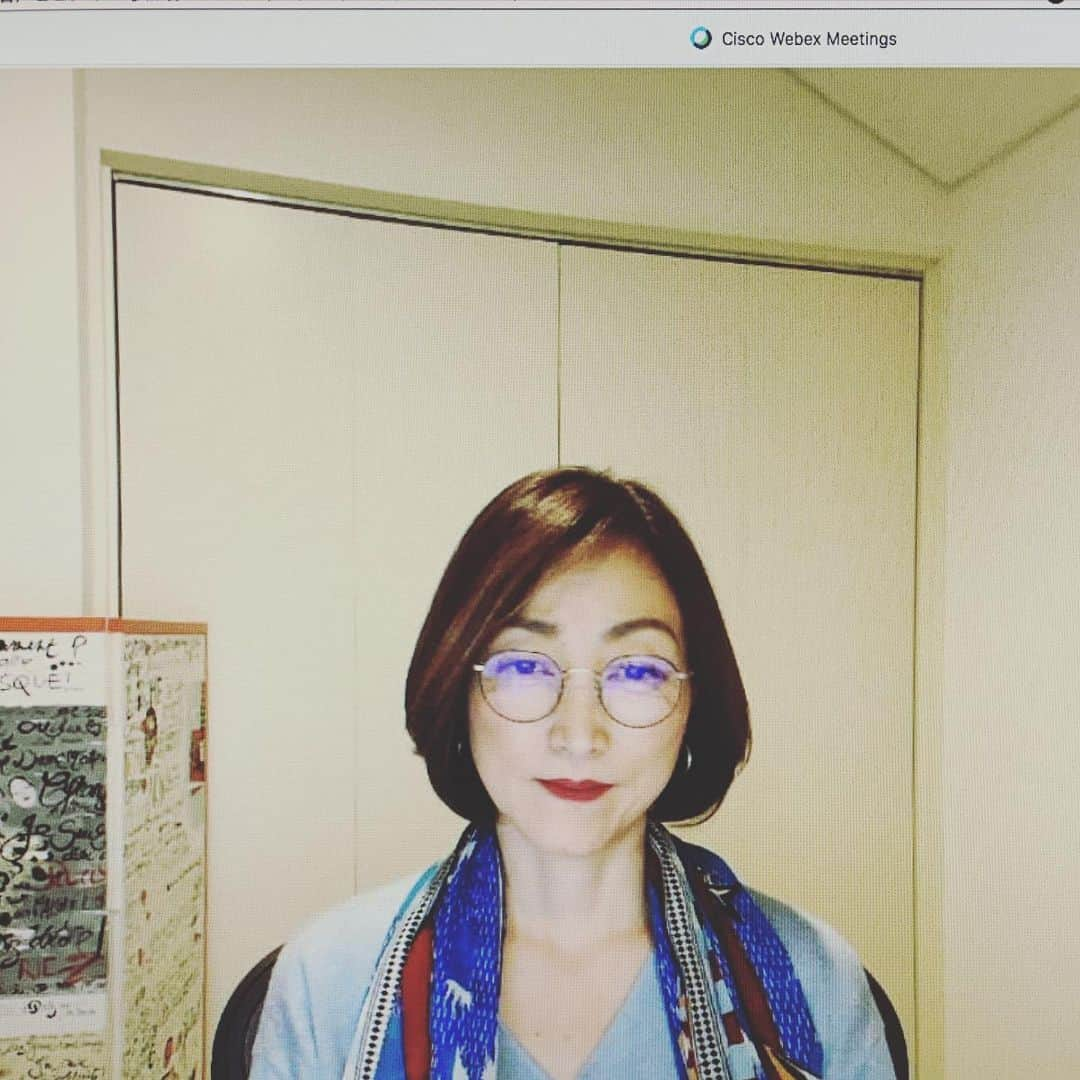 田中ウルヴェ京さんのインスタグラム写真 - (田中ウルヴェ京Instagram)「午後は外資企業の社員の皆さまへストレスマネジメント研修でした。  オンラインでの研修は移動時間を必要としない意味では効率はいいですが。  「効率」ということの良し悪しもあります。  同じ空間に共にいる共有感。 こういったつながりはまだまだ難しい時期だからこそ、ご参加の皆様の表情一つ一つに有難く感じる時間でした。 #企業研修 #メンタルトレーニング #コーピング #認知行動療法 #ストレスマネジメント」11月12日 17時22分 - miyako.tanaka.oulevey