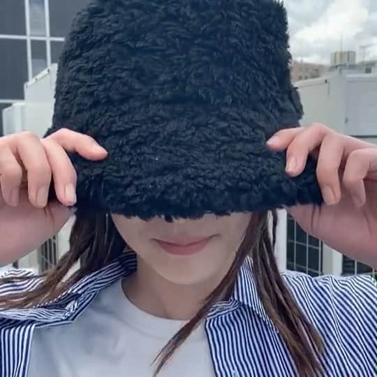 のインスタグラム：「だーれだ？？﻿ ﻿ 正解は〜﻿ ﻿ ﻿ ﻿ ﻿ ﻿ ﻿ ﻿ ﻿ ﻿ かわいいかわいいもえきゅんでした😇😇💄﻿ おちゃめすぎる！だいすきっっっ！！﻿ #jelly #jelly12月号 #後藤萌咲 #もえきゅん #ストリート #ストリート女子 #バケットハット #バケハ #シャツコーデ #ストライプシャツ #白t #今日からクールな女の子 🖤」