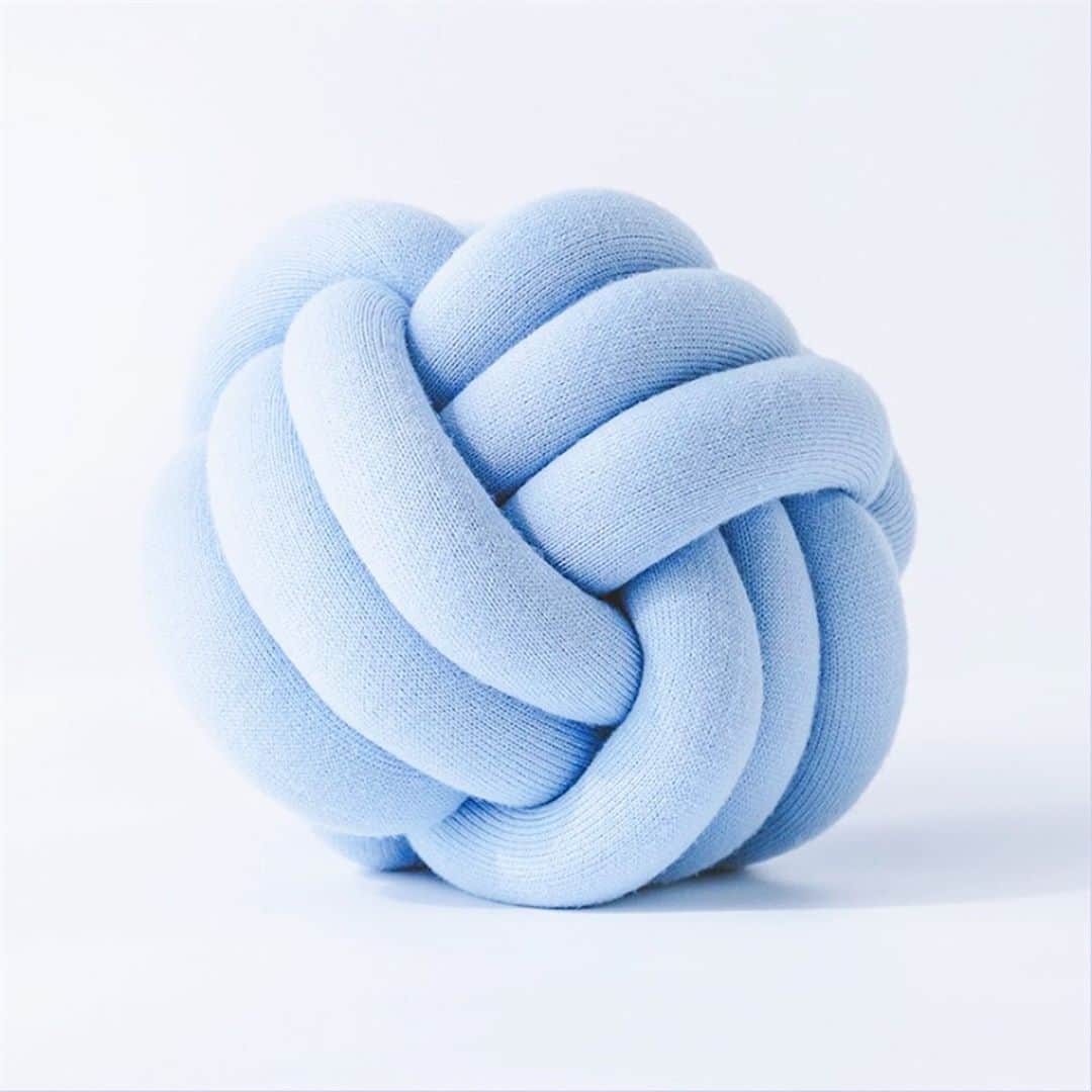 チップ＆ペッパーのインスタグラム：「Nordic Knot Pillow. . . #interior #knotpillows #knotpillowmurah #knotpillow #interior4all #americanstyle #woodenhouse #interior123 #interior4inspo #interior_delux #interiordesign #myinterior #bohostyle #swing #industrial #scandinavian #mynordicroom #bohemian #natural #stylraven #farmhouse #minimalisticdesign #drewno」