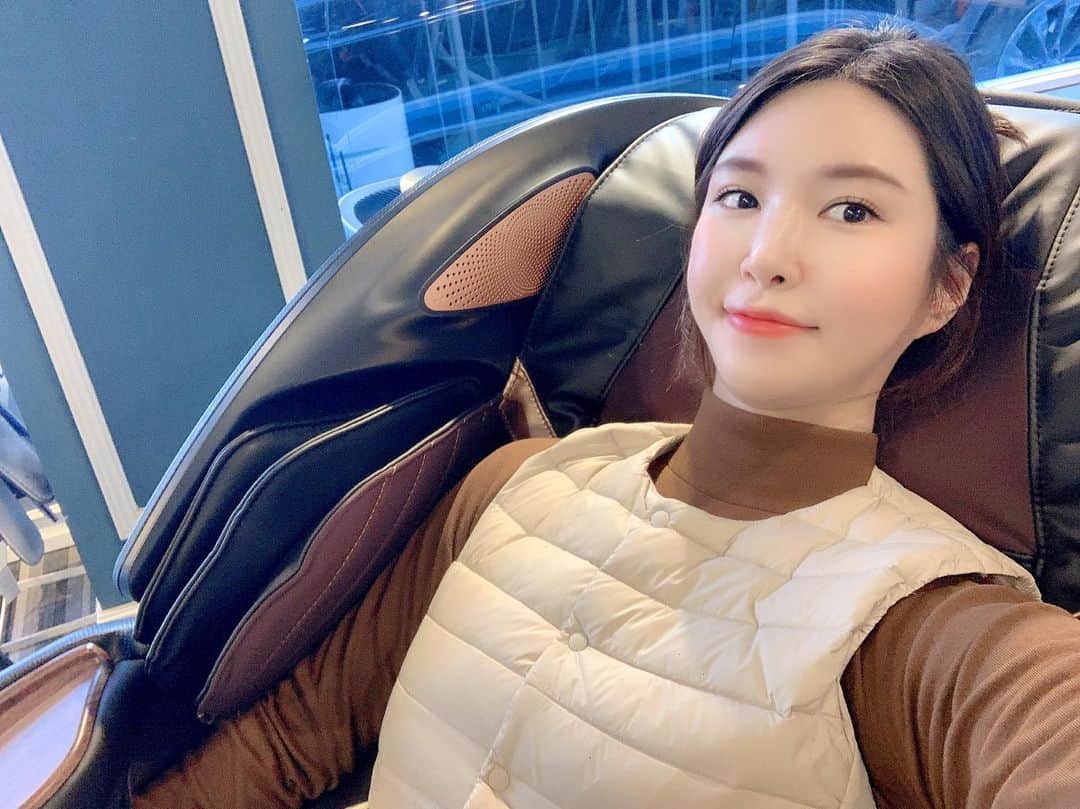李到華さんのインスタグラム写真 - (李到華Instagram)「#유료광고  오전 수업 끝나고 볼일 차 방문했던 리쏘 서초센터!!! 이번에 나온 신제품 체험해봤는데 너무너무 좋더라  본가에 이것보다 비싼 안마기계 있어도 환자된 느낌이 들어서 잘 안 쓰게 되던데 이렇게 성능 좋은 안마의자는 처음...  부모님 선물 보다 제가 더 갖고 싶어져서 금액 물어보니 200대까지 할인해 주신다고 하지만 저 큰 걸 어디다 놓나 싶어서 포기했어요 ㅠㅠ  이사 가면 진짜 1순위로 살 예정인 오딘 혹시 리쏘 센터 방문하게 되면 꼭꼭 체험해 보세요!!  안마의자 많이 체험해봤지만 이게 최고인 것 같아요 👍✨ . . .   #리쏘 #리쏘안마의자 #안마의자 #안마의자추천 #가성비 #똑똑한소비자 #똑똑한소비자되는법 #광고 #효도선물 #소확행 #오딘」11月12日 17時22分 - ah____rim