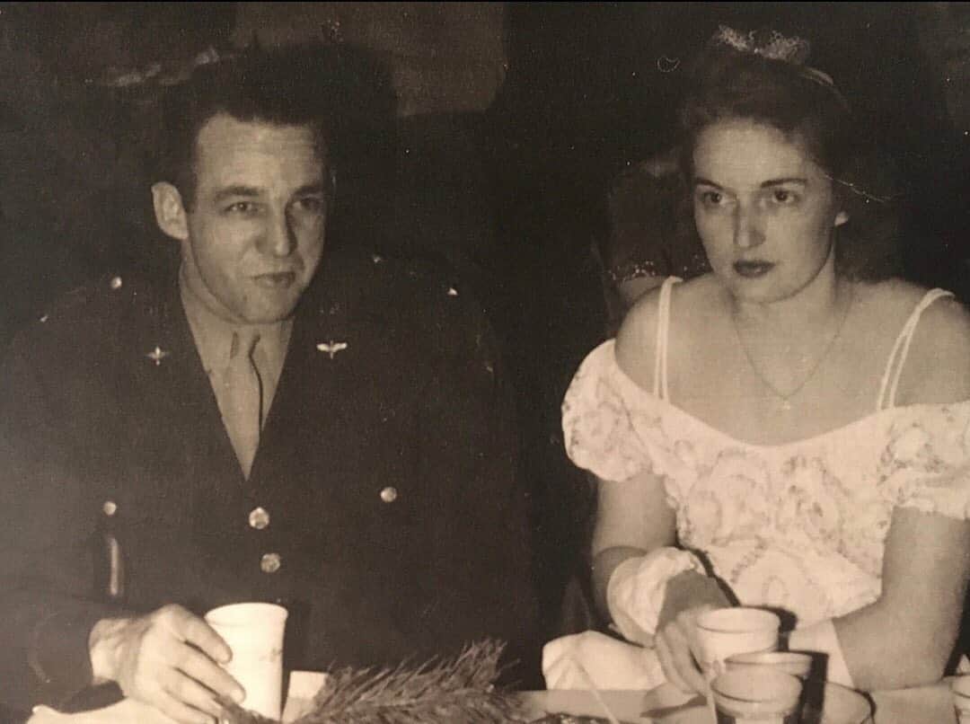 リース・ウィザースプーンのインスタグラム：「Remembering my Grandpa Jimmy who served in the US Army, and my grandma Dorothea who raised two sons who served in the US Air Force and the US Navy. God Bless all the soldiers who fight for our freedom and keep this country safe. And God Bless all the military families who wait for them to come home 🥰 🙏🏻🇺🇸 #veteransday」