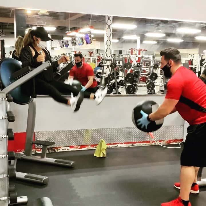 ニコール・ ポリッツィのインスタグラム：「Oh how I’ve missed our workouts🙏🏽 @realanthonymichael 💪🏾」