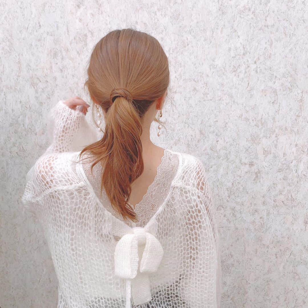 愛内みさのインスタグラム：「・ バックリボンが可愛いざっくりニット♡* ・ 淡水パールピアスもちらみせ〜💫 ・ #deicy #ニットコーデ」