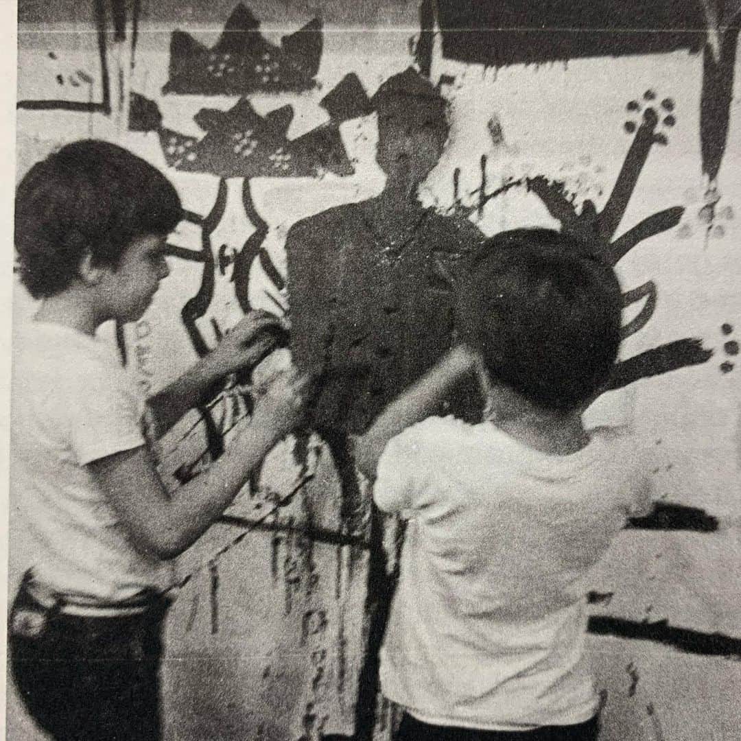 osgemeosさんのインスタグラム写真 - (osgemeosInstagram)「Curso de arte que fizemos na @pinacotecasp em 1983, quando tínhamos 9 anos, onde tivemos os primeiros Contatos com a tinta spray ! Obrigado @pportellaf por esse curso incrível e inesquecível 🙏🏻✨ Workshop  we took at @pinacotecasp in 1983, when we were 9 years old ... where we had our first contacts with spray paint! #contemporaryart #teatro #pintura #escultura #historia」11月12日 8時31分 - osgemeos
