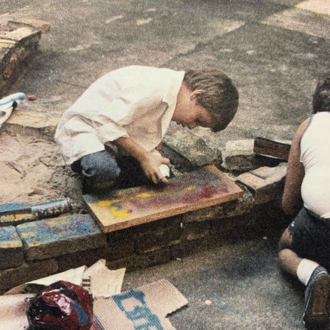 osgemeosのインスタグラム：「Curso de arte que fizemos na @pinacotecasp em 1983, quando tínhamos 9 anos, onde tivemos os primeiros Contatos com a tinta spray ! Obrigado @pportellaf por esse curso incrível e inesquecível 🙏🏻✨ Workshop  we took at @pinacotecasp in 1983, when we were 9 years old ... where we had our first contacts with spray paint! #contemporaryart #teatro #pintura #escultura #historia」
