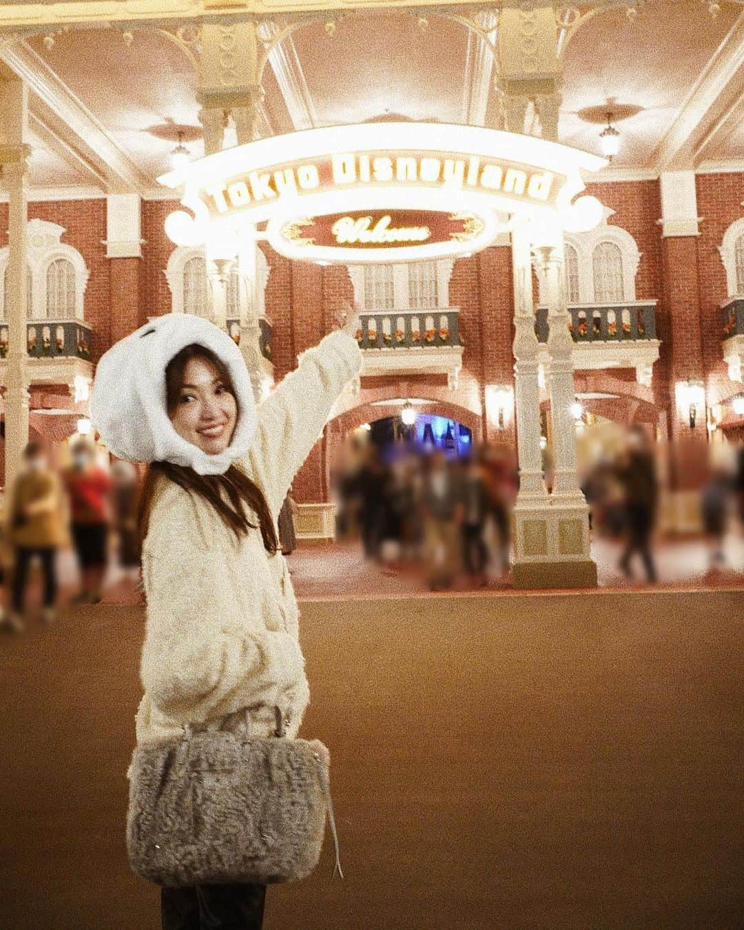 喜田彩子さんのインスタグラム写真 - (喜田彩子Instagram)「﻿ ﻿ Last Disney Photo！﻿ ﻿ 門を出る1分前。﻿ 開園から閉園まで楽しんだ1日🐭✨﻿ ﻿ 次はいつ行けるかな〜。﻿ christmas versionも行きたいな〜🎄﻿ ﻿ 次は新しいアトラクションに当たりますように...そして、予約が取れてビッグポップにも入れますように....🙏🍿﻿ ﻿ ﻿ isneyland #disneyhalloween2020 #disneylove #disneypic #birthdaydisney #disneyresort #tdr #tds #tokyodisneylany #disneyphoto #baymax #東京ディズニーリゾート #東京ディズニーランド  #ディズニー部 #ディズニー写真部 #ディズニー大好き #ディズニー好きな人と繋がりたい #ディズニー写真館 #ディズニーランド #夢の国 #夢が叶う場所 #美女と野獣 #美女と野獣エリア #ディズニーコーデ #新エリア #sony #sonya7c #ソニー」11月12日 8時32分 - ayacokida