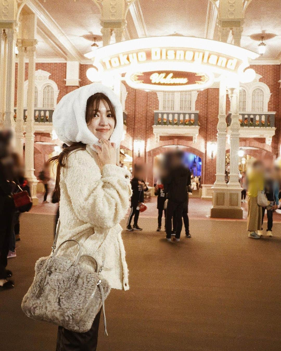 喜田彩子さんのインスタグラム写真 - (喜田彩子Instagram)「﻿ ﻿ Last Disney Photo！﻿ ﻿ 門を出る1分前。﻿ 開園から閉園まで楽しんだ1日🐭✨﻿ ﻿ 次はいつ行けるかな〜。﻿ christmas versionも行きたいな〜🎄﻿ ﻿ 次は新しいアトラクションに当たりますように...そして、予約が取れてビッグポップにも入れますように....🙏🍿﻿ ﻿ ﻿ isneyland #disneyhalloween2020 #disneylove #disneypic #birthdaydisney #disneyresort #tdr #tds #tokyodisneylany #disneyphoto #baymax #東京ディズニーリゾート #東京ディズニーランド  #ディズニー部 #ディズニー写真部 #ディズニー大好き #ディズニー好きな人と繋がりたい #ディズニー写真館 #ディズニーランド #夢の国 #夢が叶う場所 #美女と野獣 #美女と野獣エリア #ディズニーコーデ #新エリア #sony #sonya7c #ソニー」11月12日 8時32分 - ayacokida