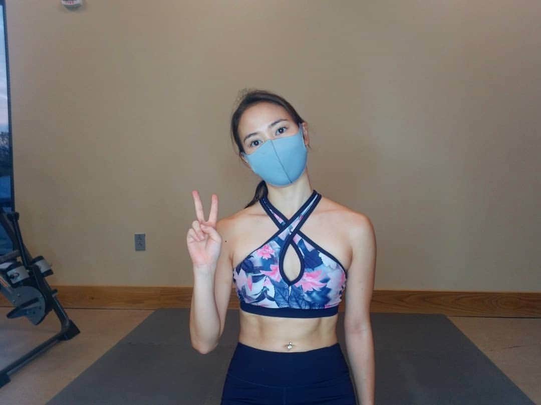 Lily Saito (齊藤莉理)のインスタグラム：「Yo, I made a fitness page that's going to be FILLED with at-home workouts you can do from the comfort of your own home. Give it a follow if you will 😉@lilysaitofitness   #Hustlin #PersonalTraining #OnlineTrainer #ISSAOnline #Certified  [Still trying to figure out my new equipment but BLESSED to have friends who support me by gifting me with some clutch lighting!]」