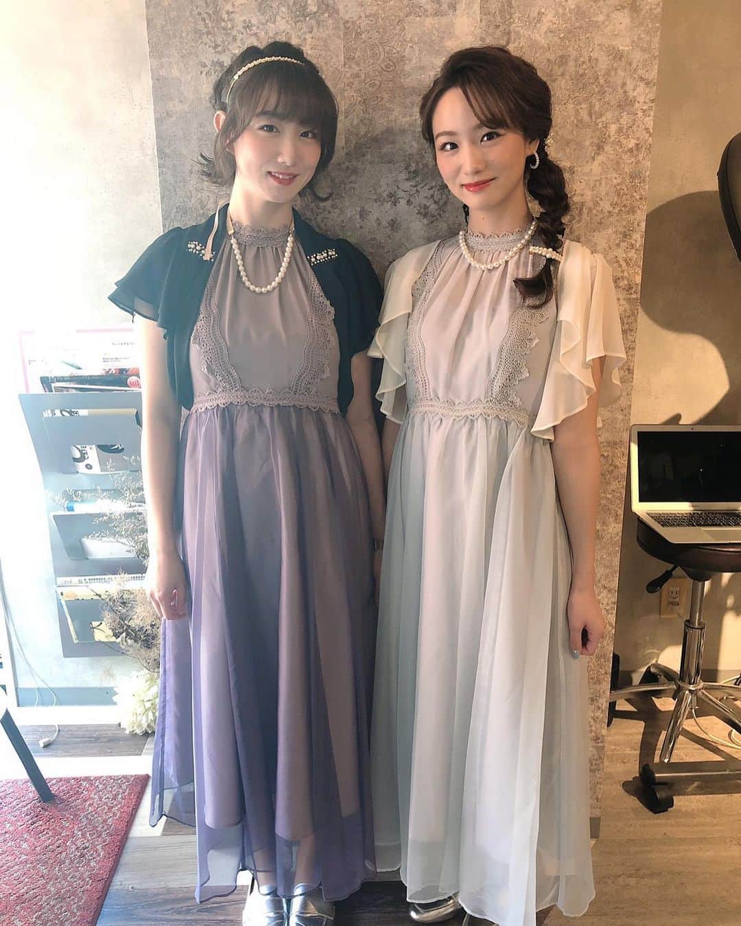 永山飛鳥のインスタグラム：「結婚式のためヘアアレンジをしてもらいました✨ 大阪にいたとにきお世話になっていた方にやってもらいました😊 久しぶりに会えて嬉しかったし、セットしてもらってるときもずっと話しててめっちゃ楽しかった✨✨💞  また大阪戻ったときにいきます!!  #あすきょう　#双子　#一卵性双生児 #結婚式　#ヘアアレンジ」