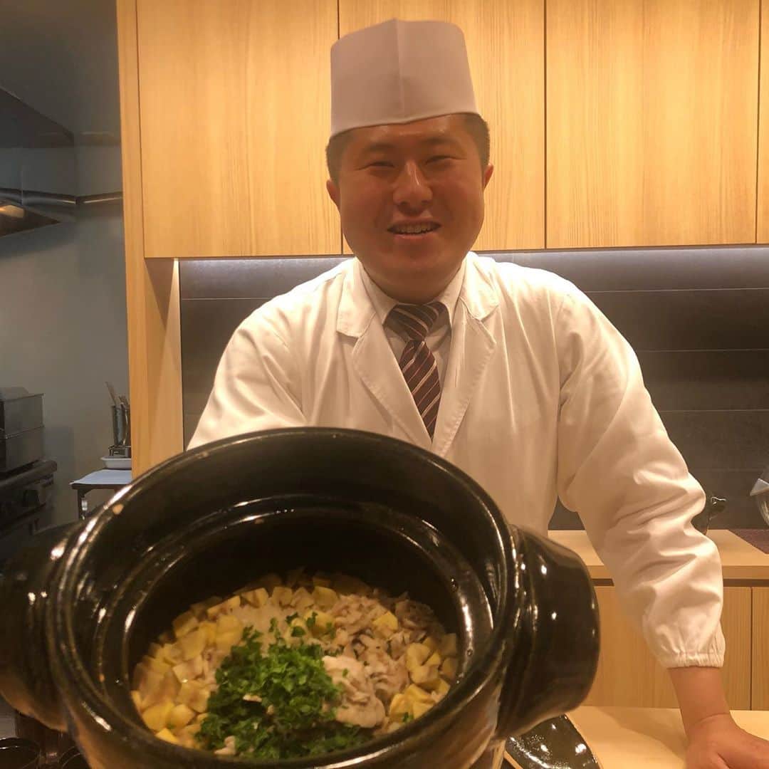 宇佐美進典のインスタグラム：「荒木町の和食こんどうの大将のこんどうさんが新たにつくった馳走こんどうさんへ。今回の締めはクエと栗の炊き込みご飯。ボリュームたっぷりで今回も美味かった！　#荒木町　#馳走こんどう」