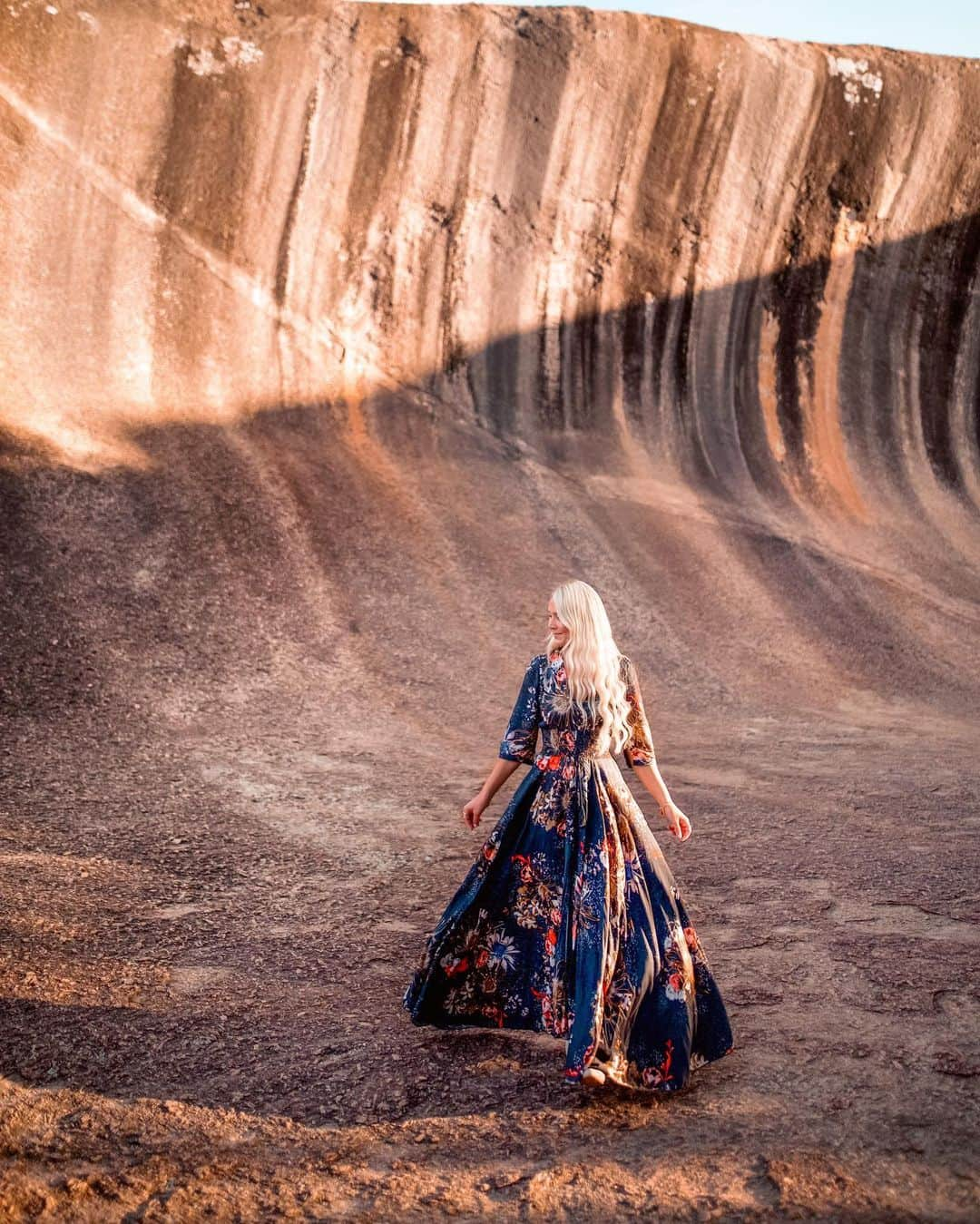 さんのインスタグラム写真 - (Instagram)「Golden hour twirling at Wave Rock 🌙✨ a 2700 million year old natural rock formation 🙏🏼  Dress details via link in bio 💫  📸 @bobbybense  #waverock #australia #seeaustralia #justanotherdayinwa #westernaustralia #bohostyle #travelcommunity #beautifuldestinations #goldenoutback #hyden #travelblogger #styleblogger」11月12日 8時53分 - gypsylovinlight