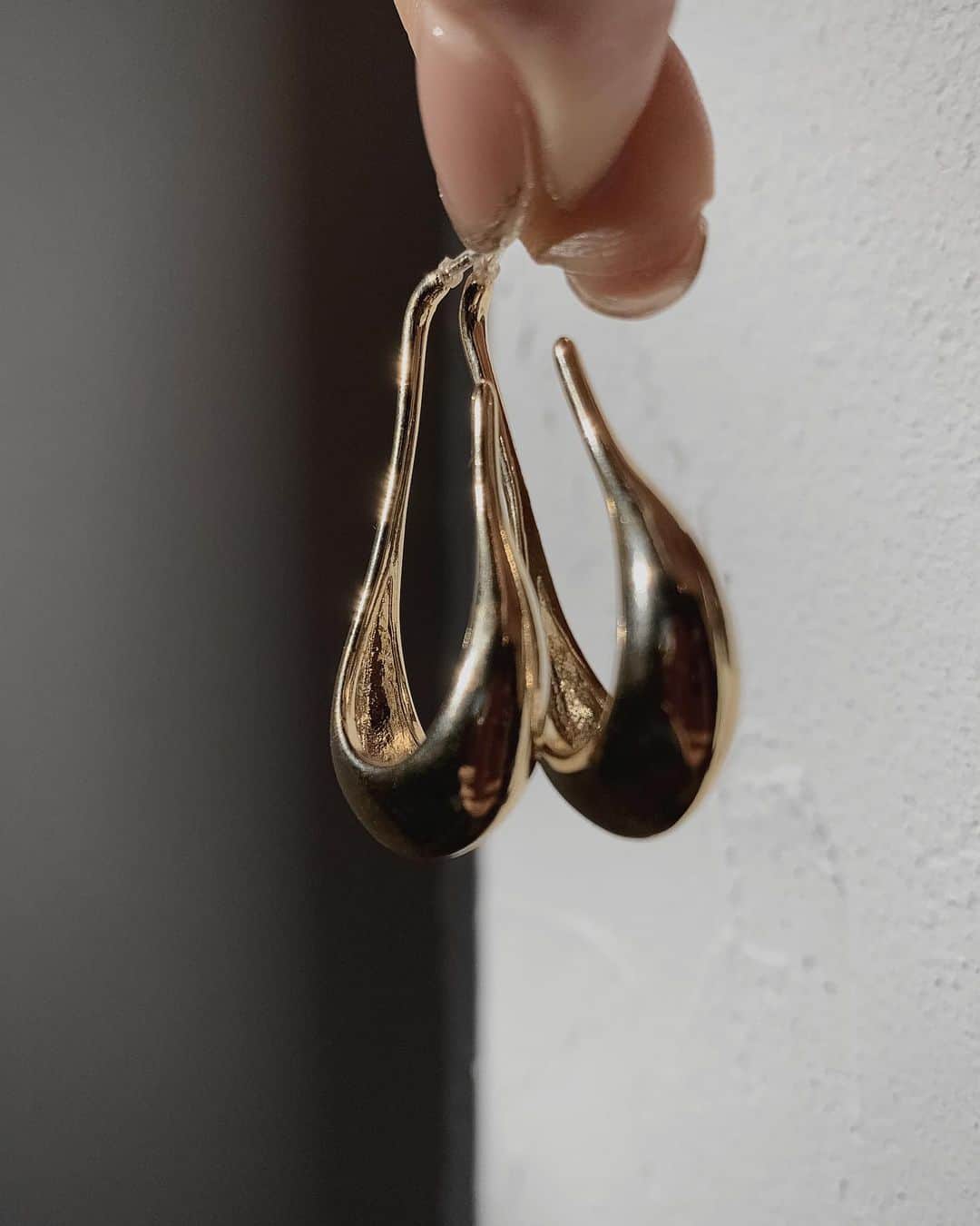 のインスタグラム：「@tres__collection 🌙.  Long icicle Earrings .  モダンでボリューム感のあるデザインが コーディネートのポイントに‪‪❤︎‬.  カジュアルでもドレスアップでも...  #tres #earrings」