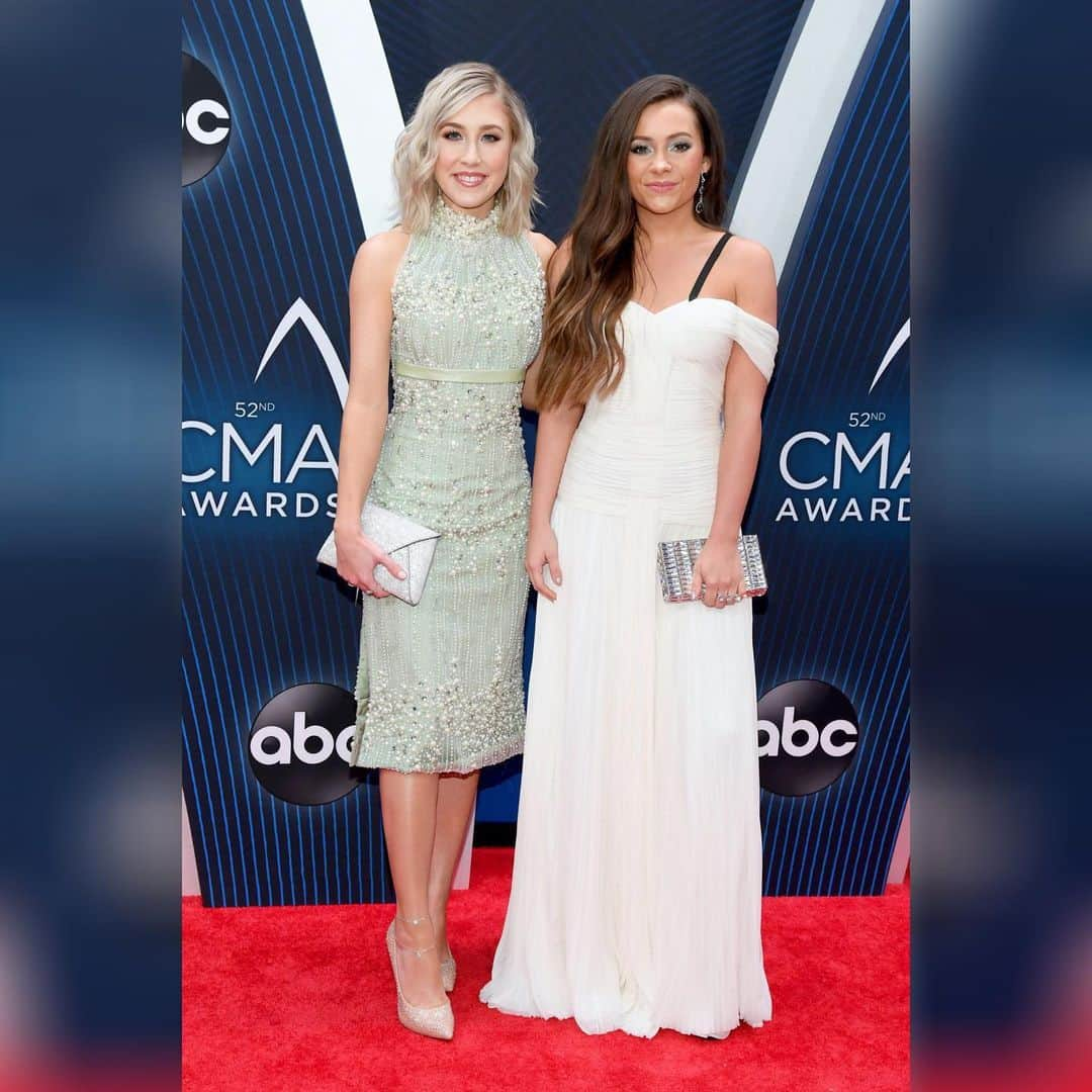 Maddie & Taeさんのインスタグラム写真 - (Maddie & TaeInstagram)「Missing our country music family and the #CMAawards tonight, but you know we’ll be tuning in from the couch! Can’t wait to get back on the red carpet next year. 👗💅👠🍾」11月12日 8時58分 - maddieandtae