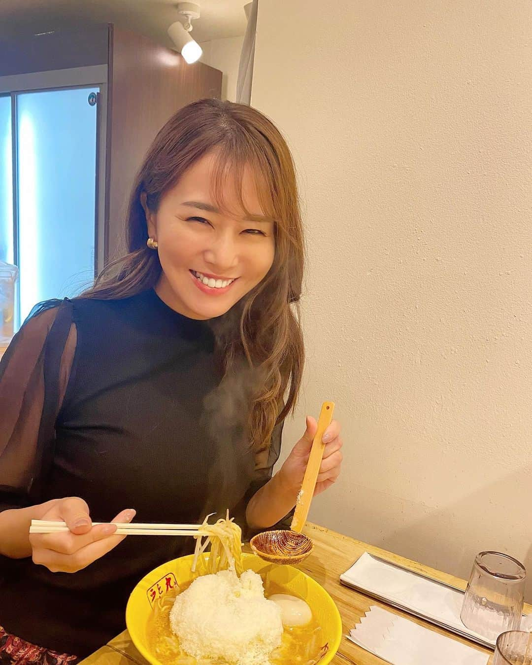 佐野真彩さんのインスタグラム写真 - (佐野真彩Instagram)「おはようございます☀ #九十九ラーメン　初めて食べました🍜 チーズラーメンってどんな味がするんだろうと思っていましたが、てんこもりのチーズがサラっと味噌スープに溶け込んで美味しかったです🤤  そして、4枚目からは最近通っている　#パラフューズ　💆‍♀️ @parafuse.tokyo.yurika さんのところに通って　#脳洗浄　してもらっています。  脳洗浄というワードに馴染みがなかったのですが、頭の中にも老廃物が溜まるそうで、オールハンドでそれを流していくマッサージです。 ビフォーアフターを比べるとシッカリ効果が出ています😲 頭も浮腫むそうで、施術後は一回り頭が小さくなります🙌  そして、自律神経を整えてくれる効果があるので、夜ぐっっすり眠れるように✨ 睡眠の質をぐっと上げてくれるので、寝付きが悪い方にオススメです🙆‍♀️  11月のキャンペーンで先着10名様、初回モニター価格でお試しいただけるそうなので、気になっている方はこの機会にぜひ🍀　@parafuse.tokyo.yurika さんに私の名前を書いてDMしてくださいっ💌☺️  #九十九ラーメン #九十九ラーメン恵比寿本店  #parafuse #パラフューズ」11月12日 9時01分 - sano.maya